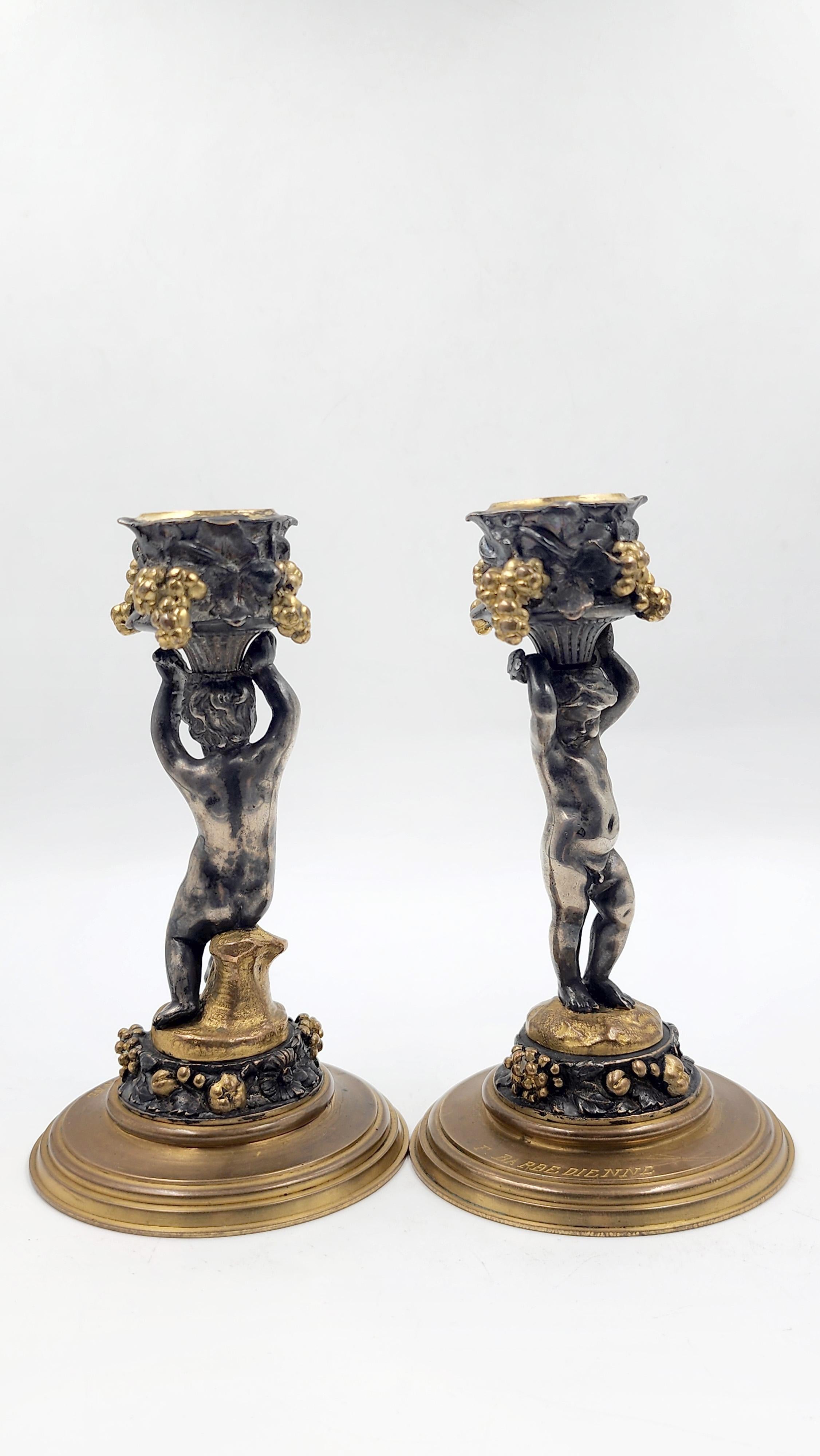 Candeleros franceses de bronce de Ferdinand Barbedienne
Este par de candelabros franceses de bronce de Ferdinand Barbedienne, de estilo Luis XIV, presentan una composición figurativa. Cada candelabro está sostenido por una figura de putto con un