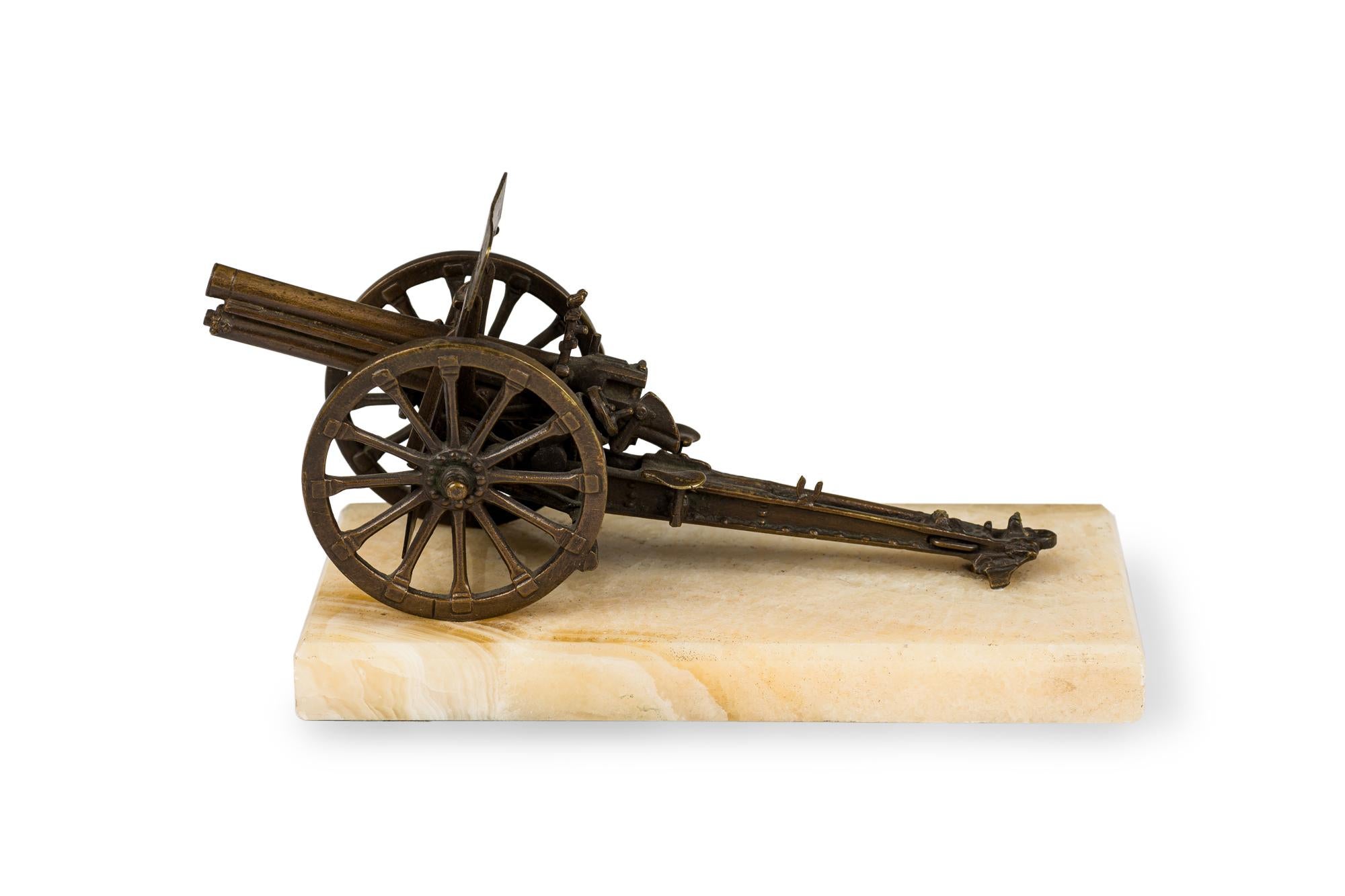 Canon de campagne français en bronze de la Première Guerre mondiale (19/20e siècle) sur socle rectangulaire en marbre blanc.
