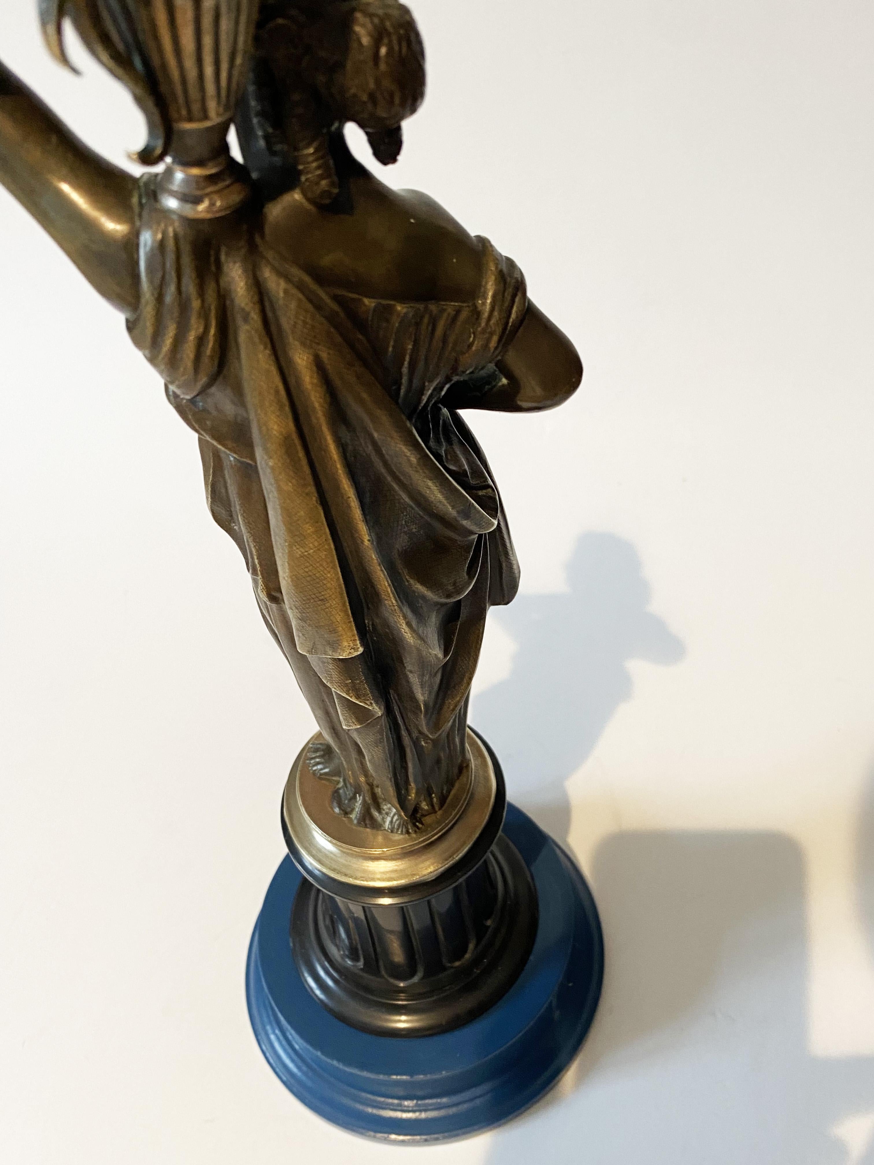 Französische Bronze-Karyatid-Kandelaberlampe aus Flare, Wasserträgerin, XIX. Jahrhundert. im Angebot 7