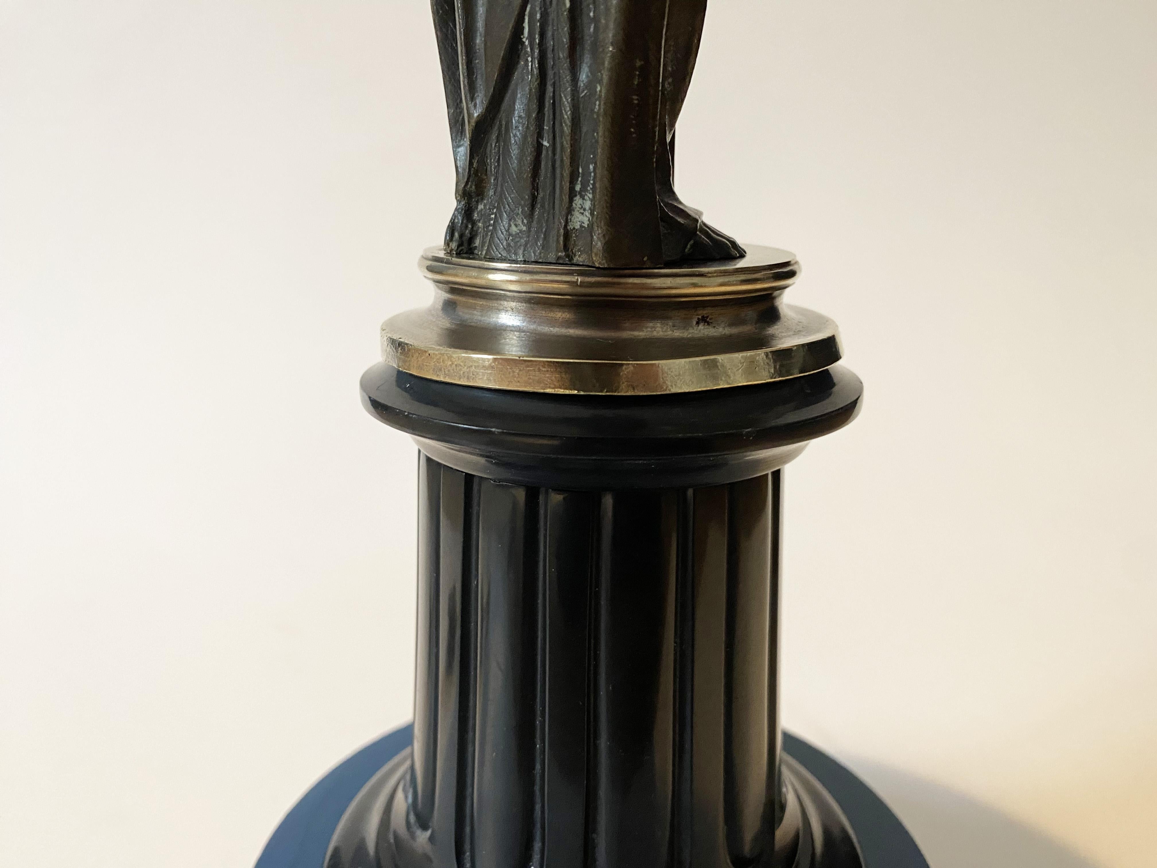 Französische Bronze-Karyatid-Kandelaberlampe aus Flare, Wasserträgerin, XIX. Jahrhundert. im Angebot 9
