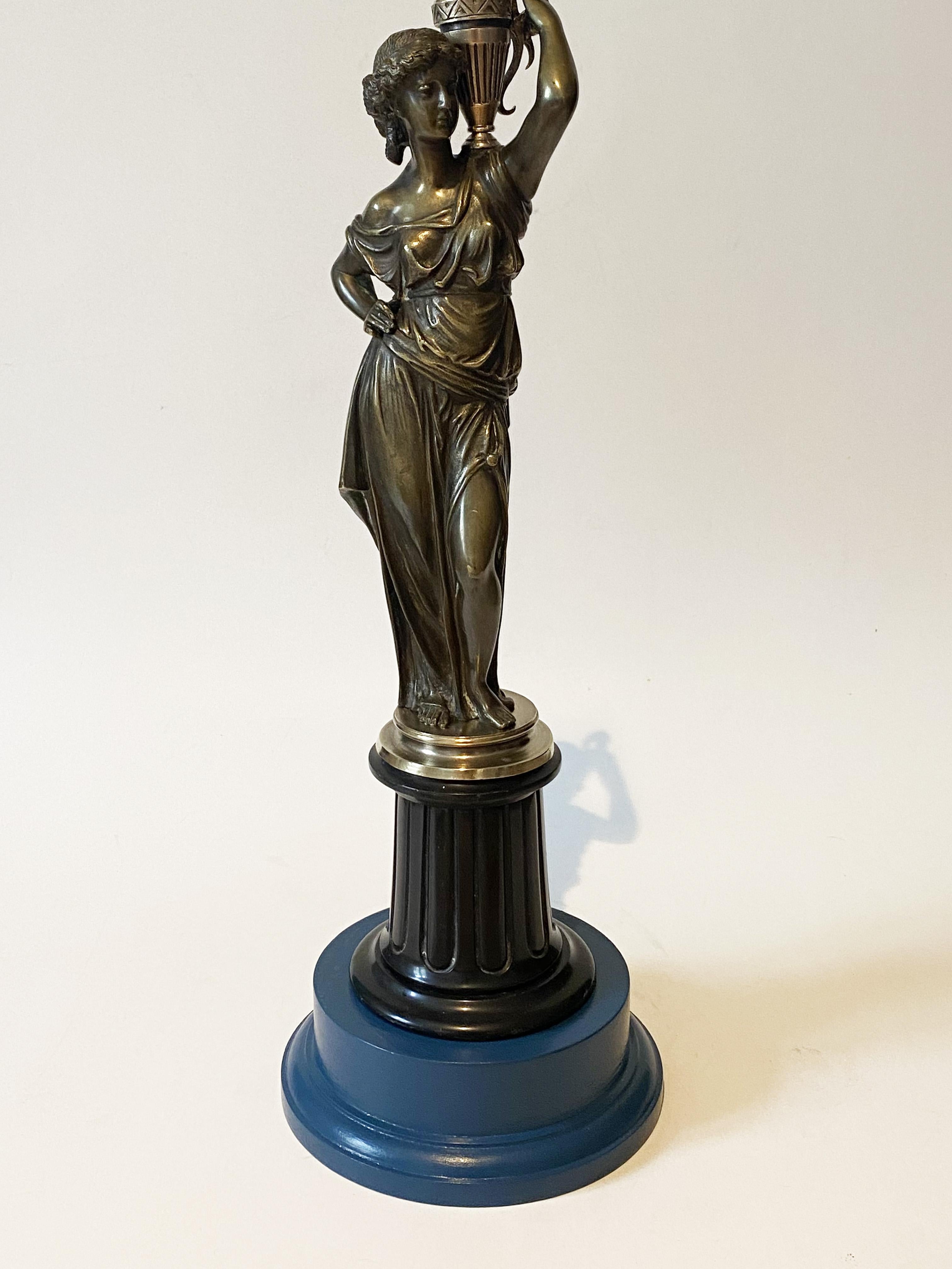Französisch Bronze Karyatide Flare Kandelaber Lampe, 
Wasserträgerin (wahrscheinlich Sephora)
XIX Jahrhundert.