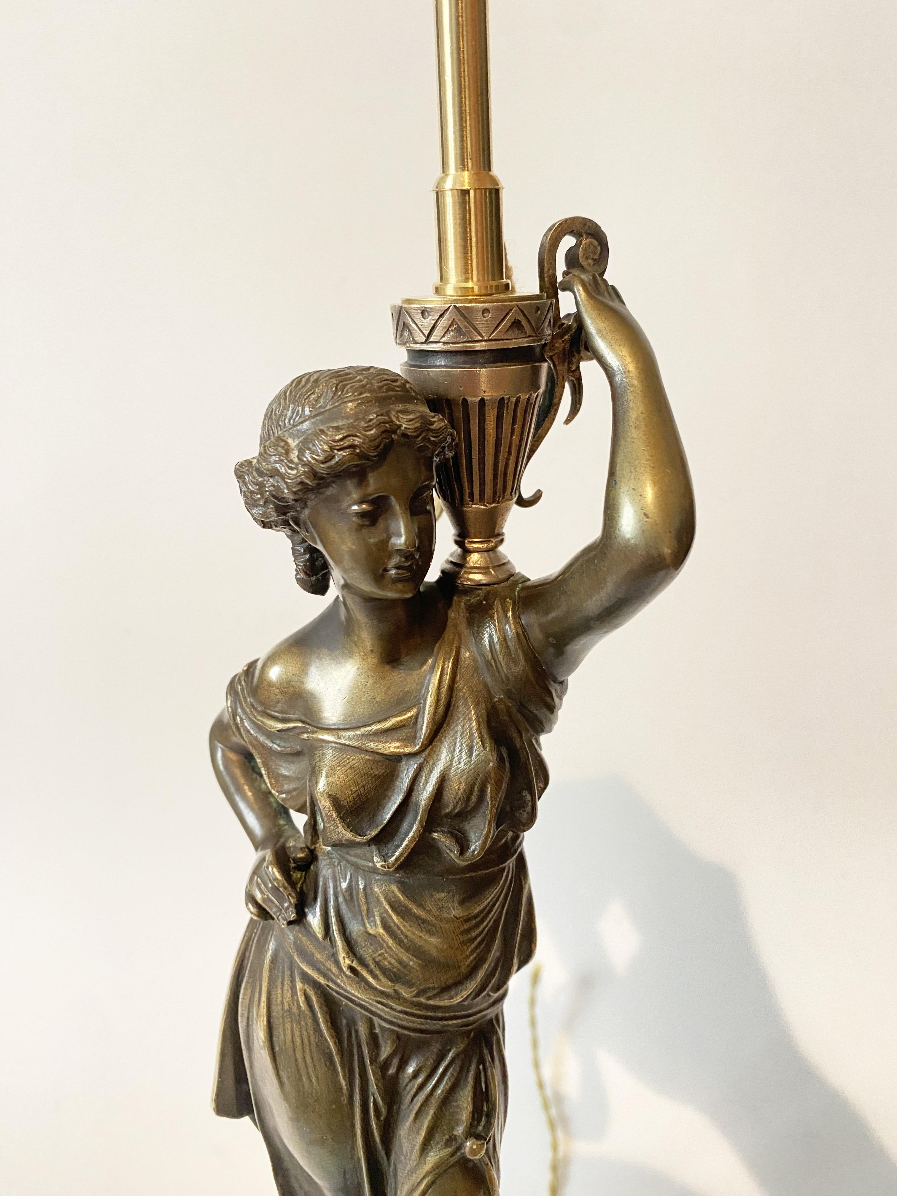 Französische Bronze-Karyatid-Kandelaberlampe aus Flare, Wasserträgerin, XIX. Jahrhundert. (Napoleon III.) im Angebot
