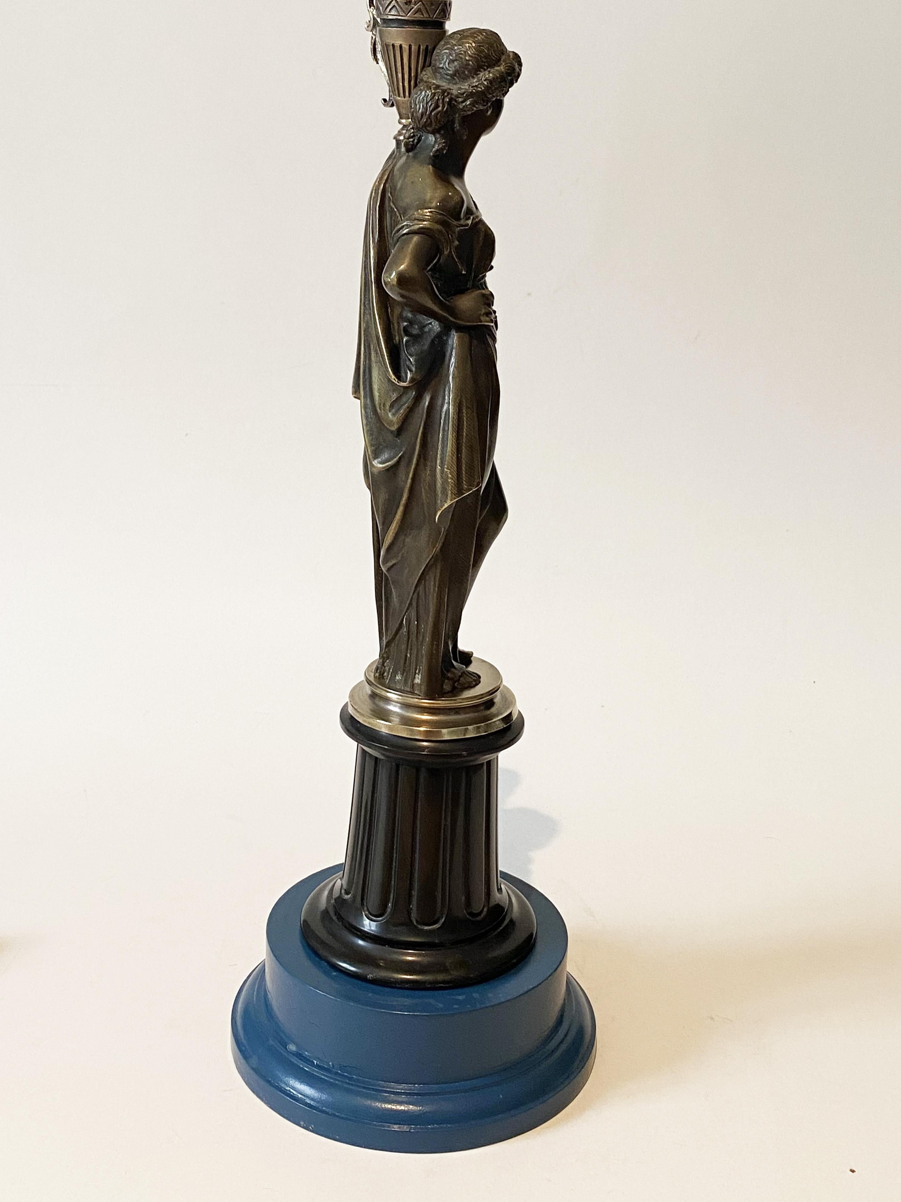 French Bronze Caryatid Flare Candelabra Lamp, Water carrier woman, XIX century. In Good Condition For Sale In Lille, FR