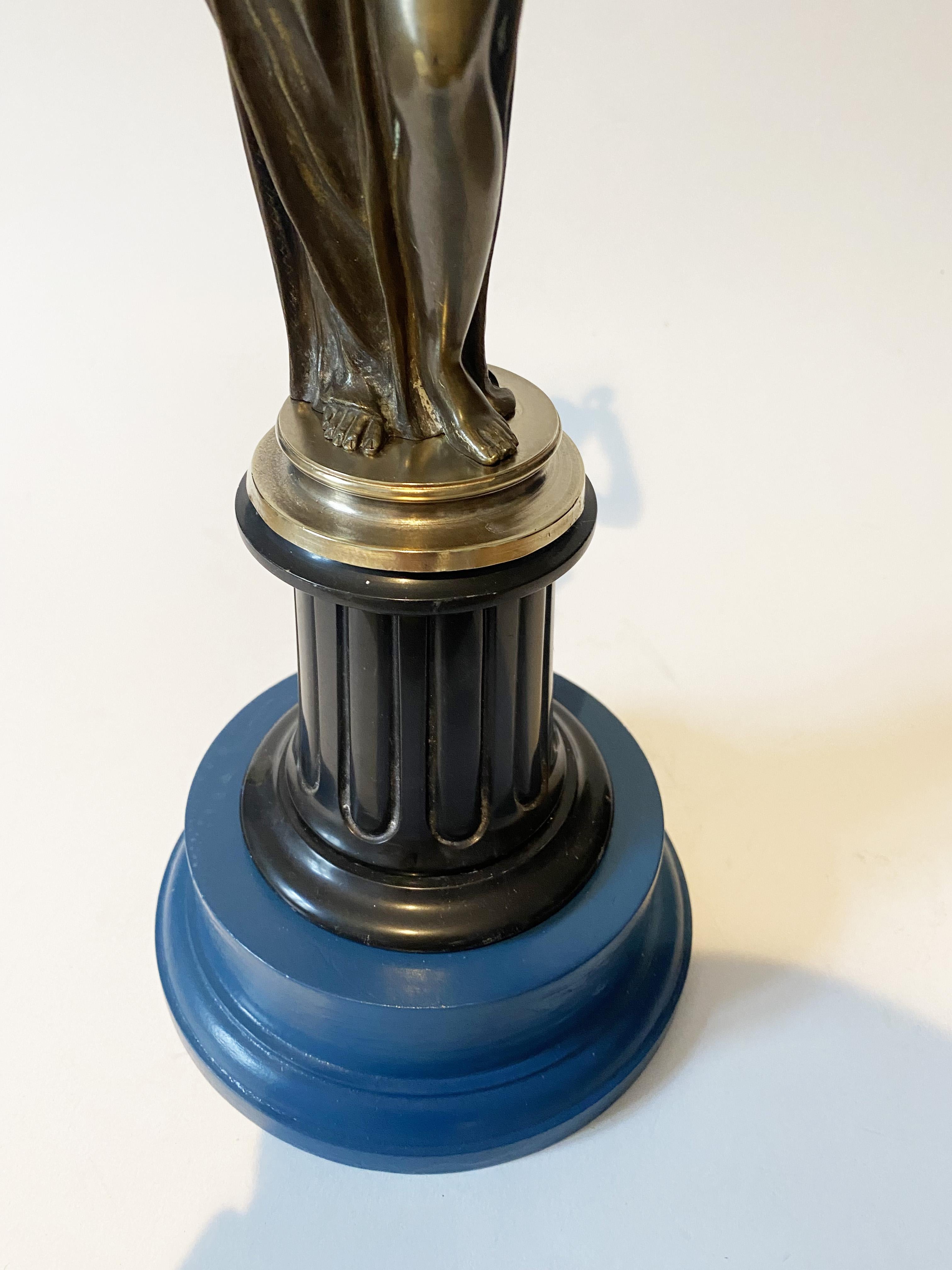 Französische Bronze-Karyatid-Kandelaberlampe aus Flare, Wasserträgerin, XIX. Jahrhundert. im Angebot 3
