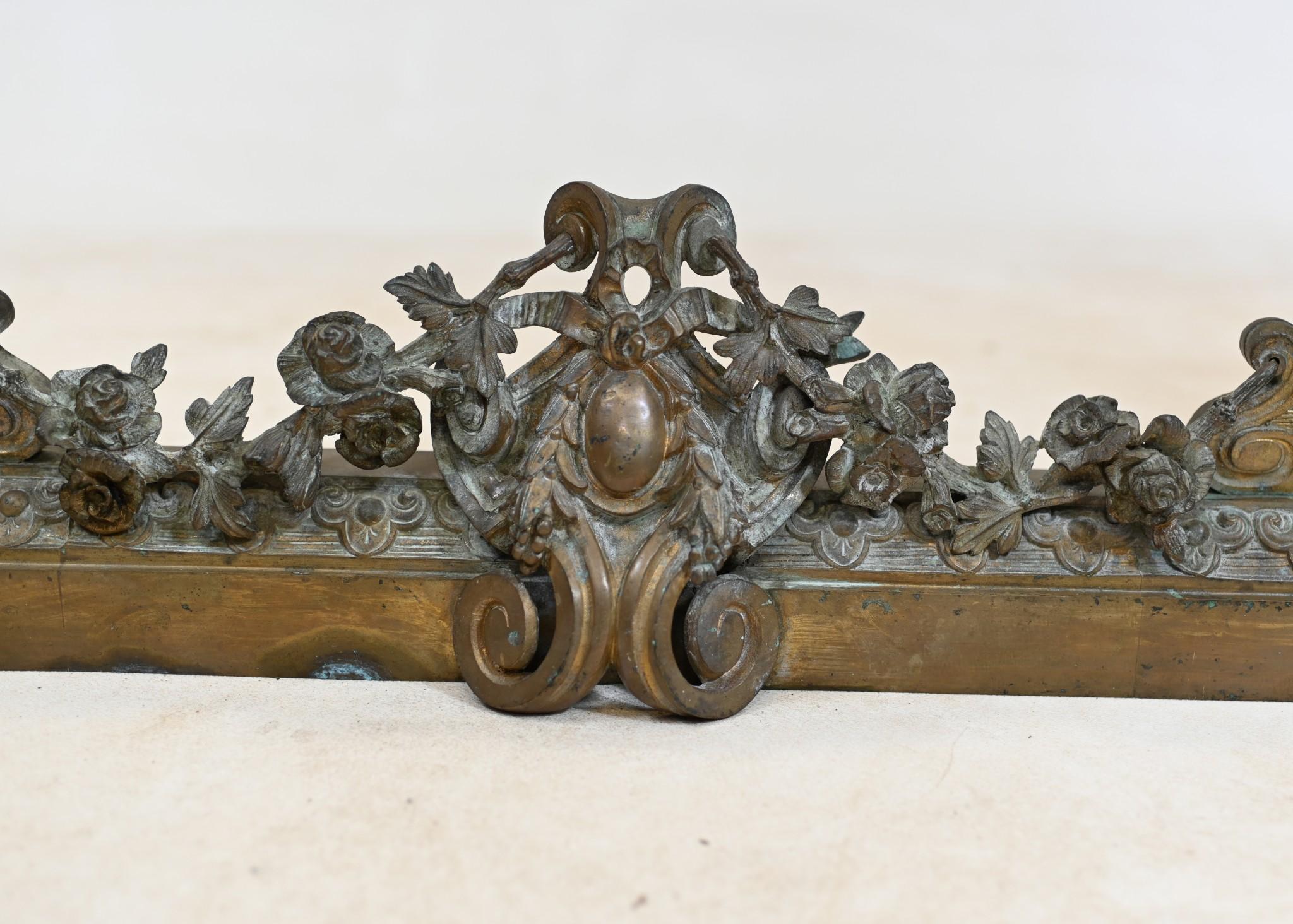 Griglia per caminetto in bronzo francese Chenet Andiron Parcel dorata in vendita 9
