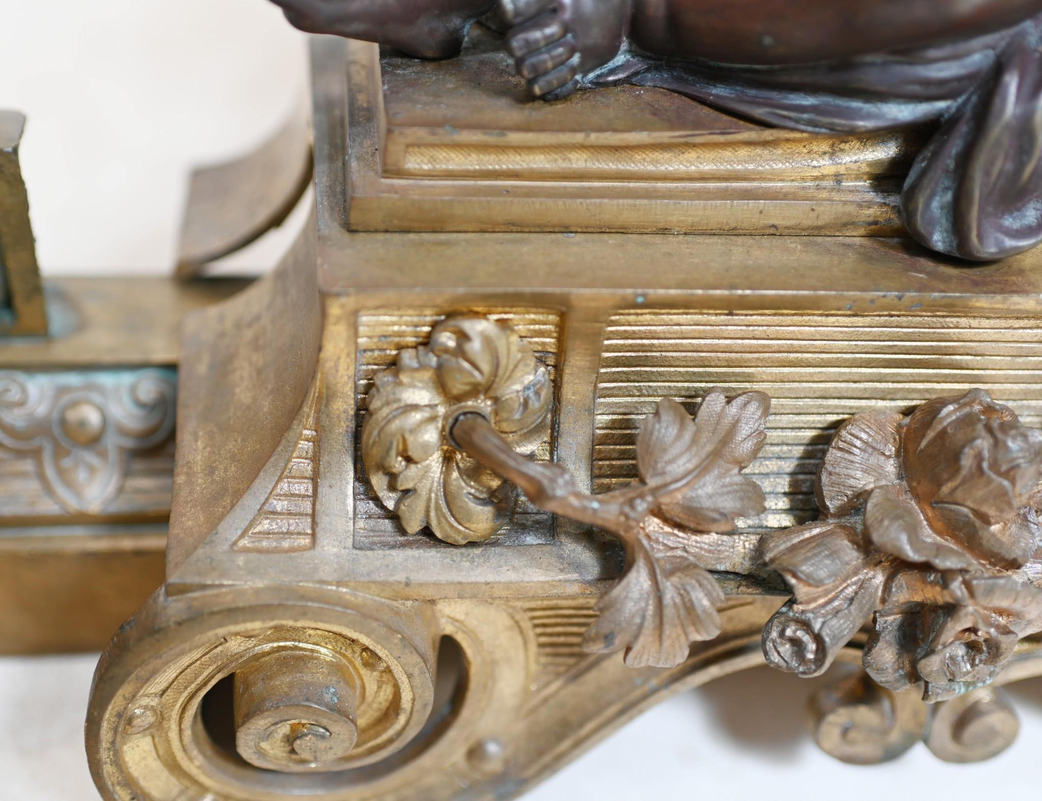 Splendida griglia da fuoco antica francese dorata e in bronzo - o chenet Circa 1850 su quest'opera d'arte da collezione
Due paffuti putti in bronzo ai lati, ben fusi La struttura dorata ha una bella patina che presenta alcuni segni di