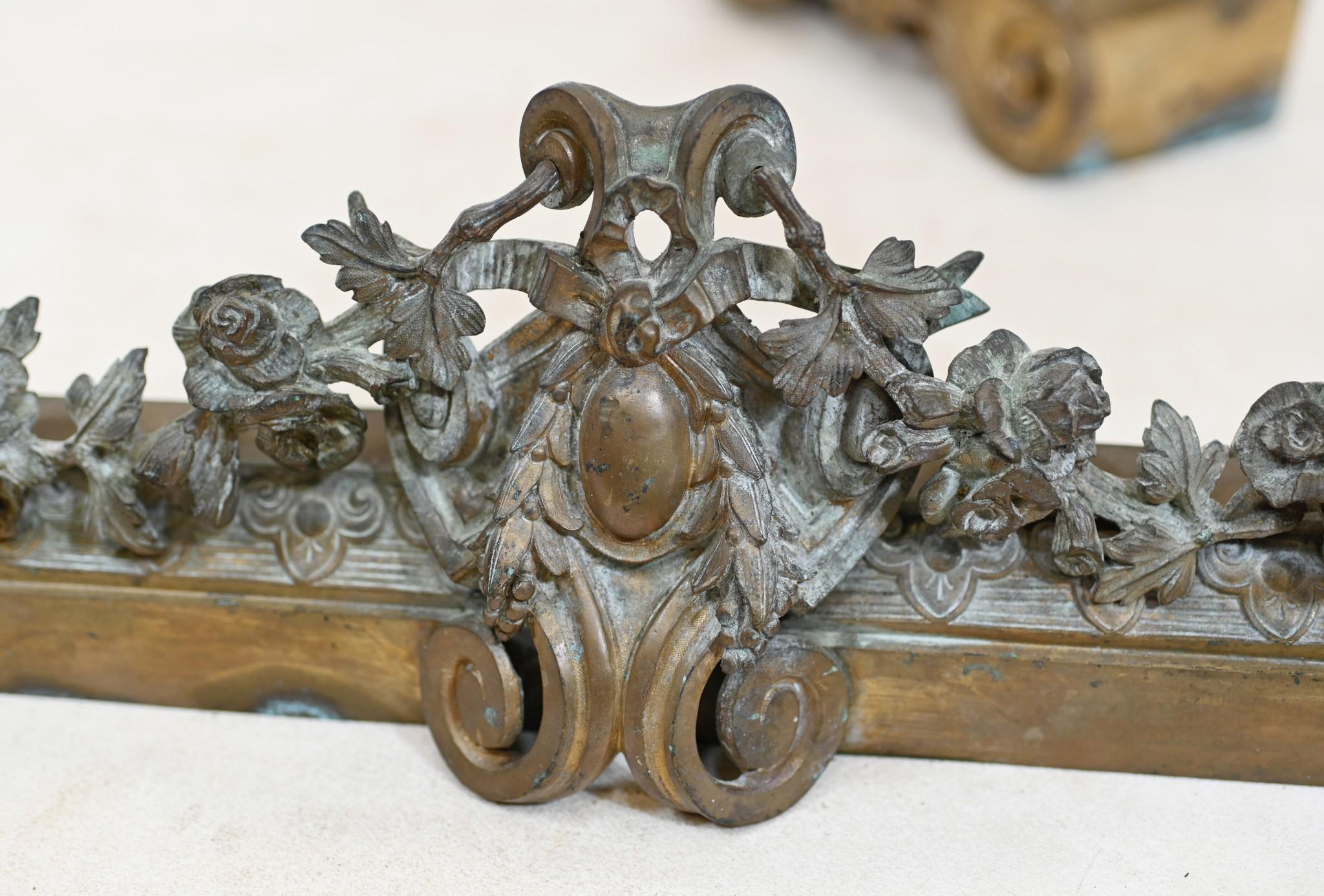 Metà XIX secolo Griglia per caminetto in bronzo francese Chenet Andiron Parcel dorata in vendita