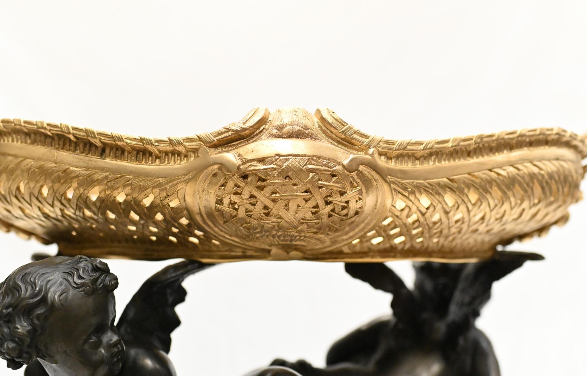 Stile provenzale Piatto Cherubino francese in bronzo dorato Tazza decorativa dopo Clodion in vendita