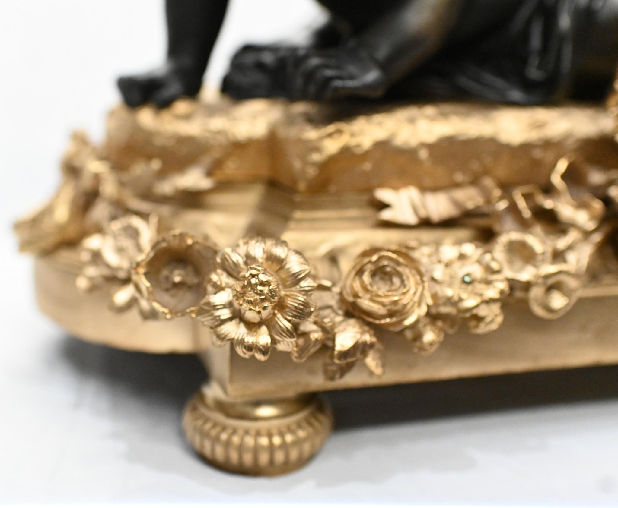 Piatto Cherubino francese in bronzo dorato Tazza decorativa dopo Clodion In condizioni buone in vendita a Potters Bar, GB
