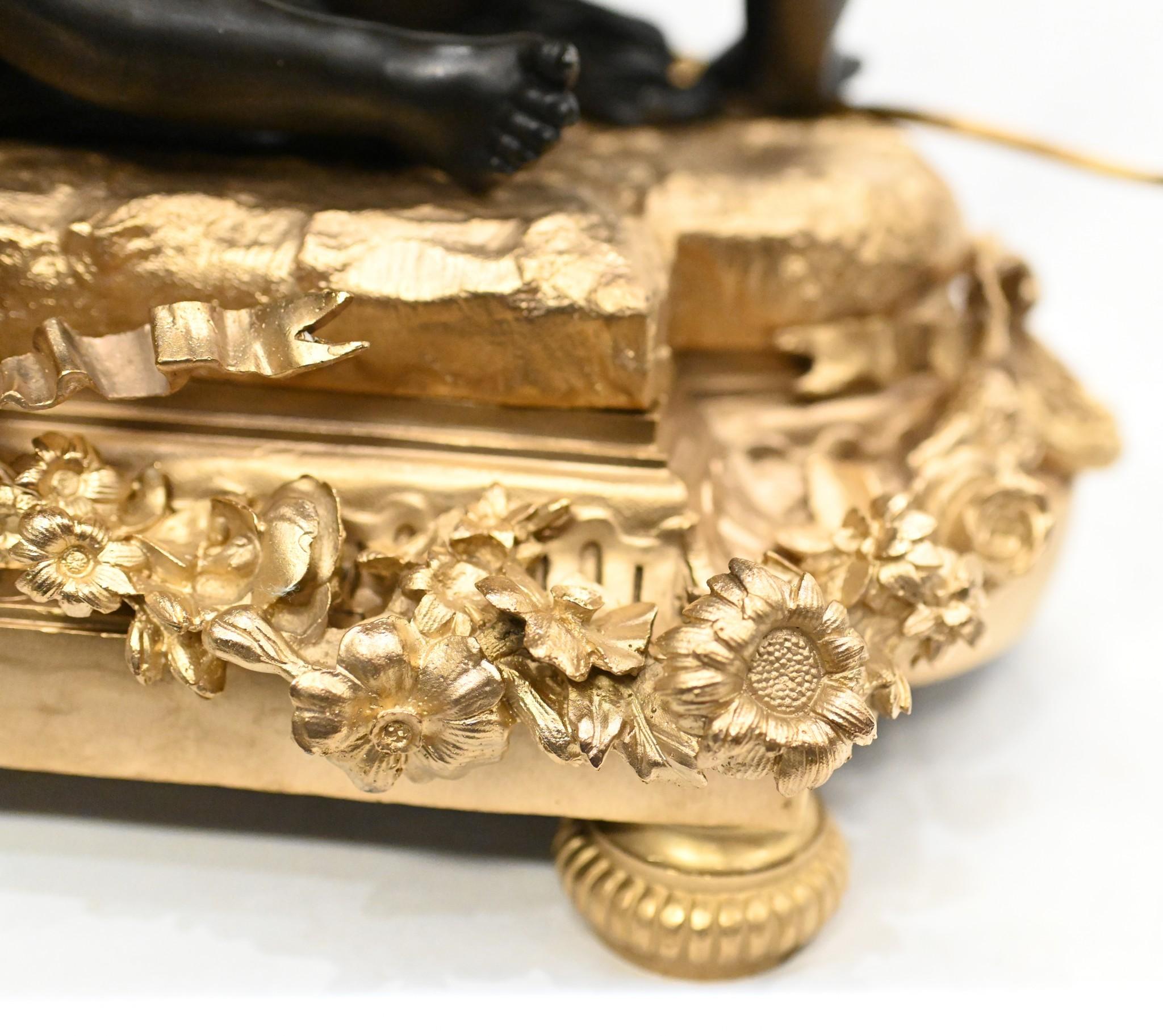 Fino al XVIII secolo Piatto Cherubino francese in bronzo dorato Tazza decorativa dopo Clodion in vendita