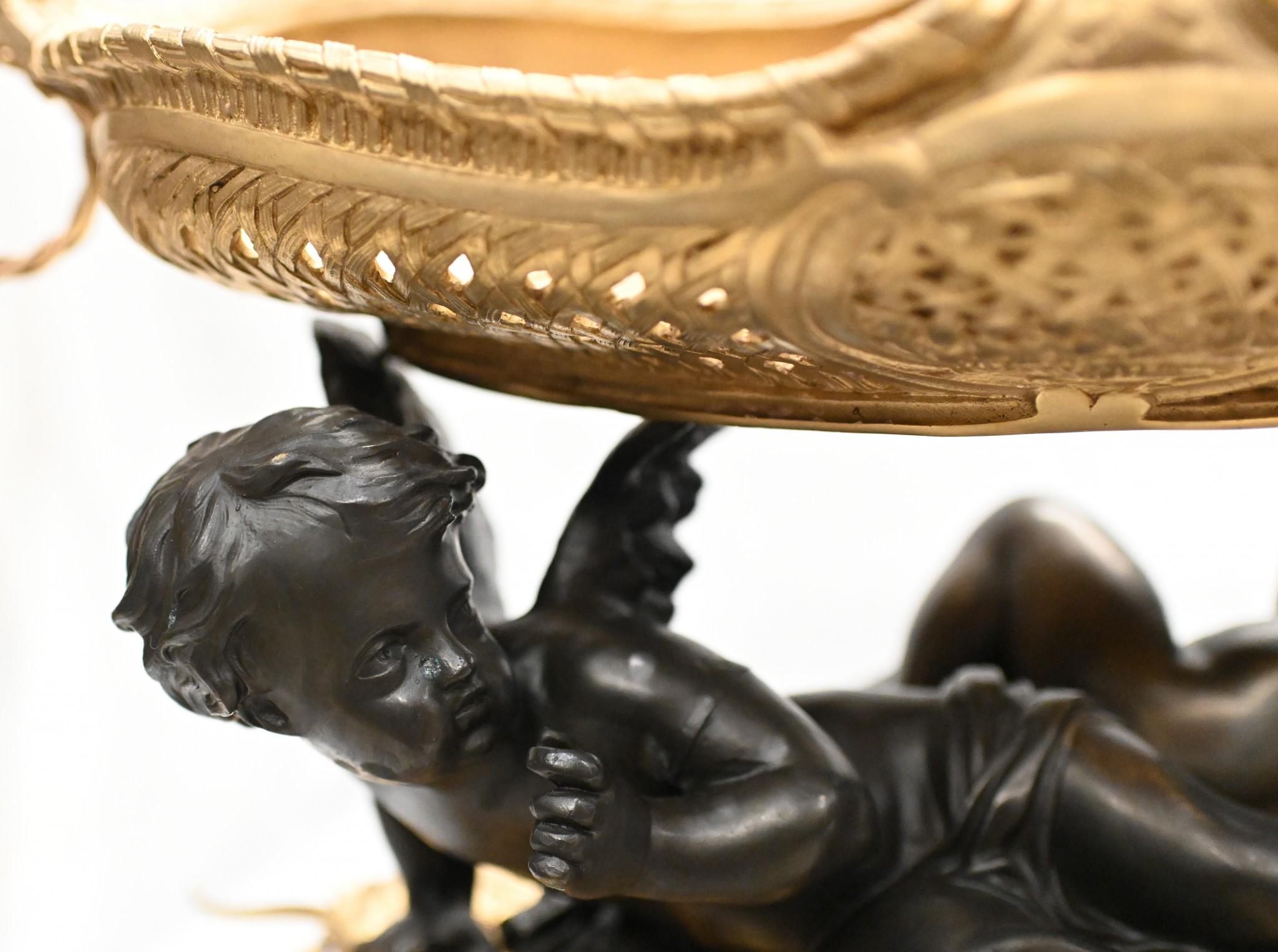 Piatto Cherubino francese in bronzo dorato Tazza decorativa dopo Clodion in vendita 2