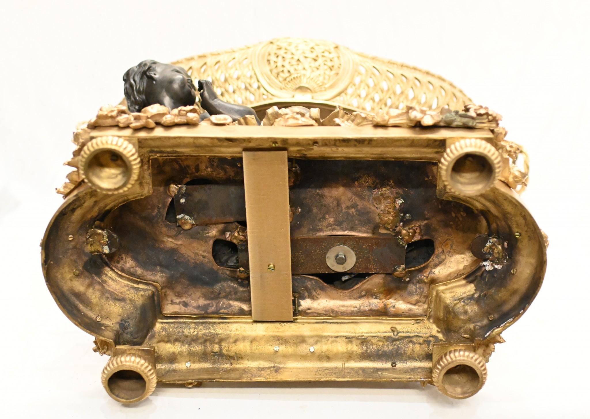 Piatto Cherubino francese in bronzo dorato Tazza decorativa dopo Clodion in vendita 3