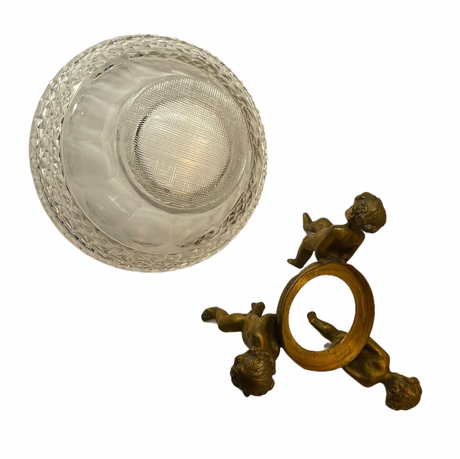 Bol à bonbons/boîte à noix en cristal taillé en forme de chérubins en bronze français en vente 6