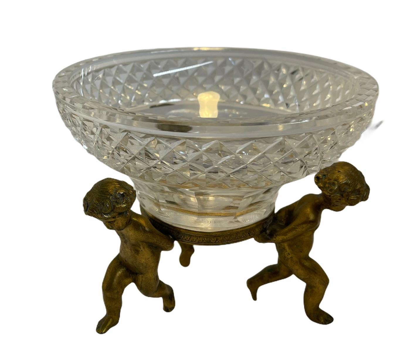 Victorien Bol à bonbons/boîte à noix en cristal taillé en forme de chérubins en bronze français en vente