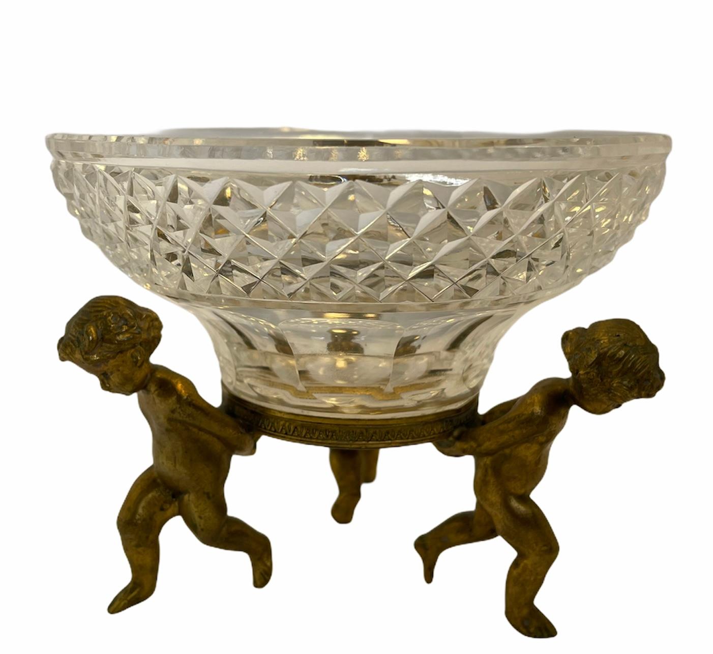 Français Bol à bonbons/boîte à noix en cristal taillé en forme de chérubins en bronze français en vente