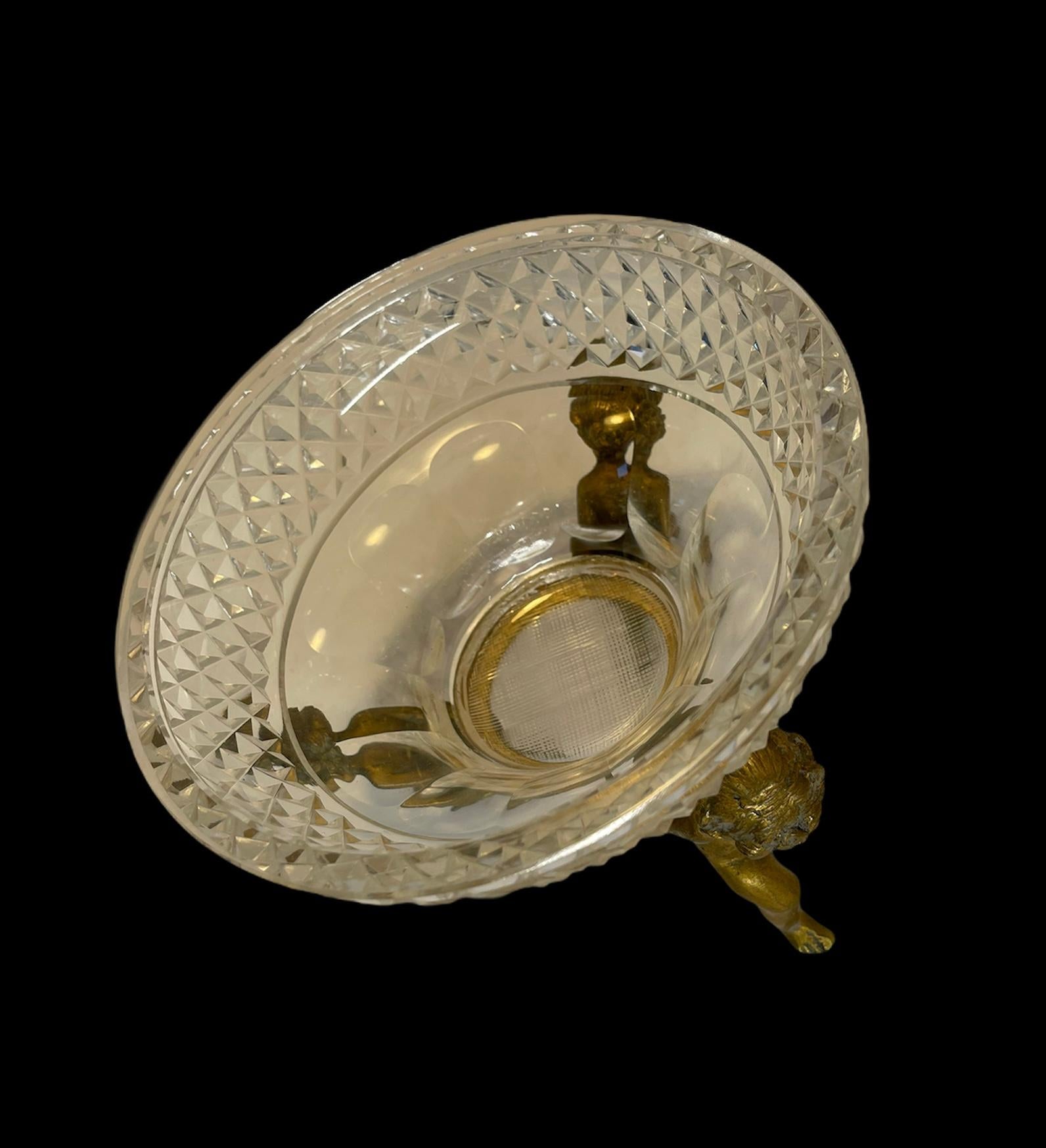 20ième siècle Bol à bonbons/boîte à noix en cristal taillé en forme de chérubins en bronze français en vente