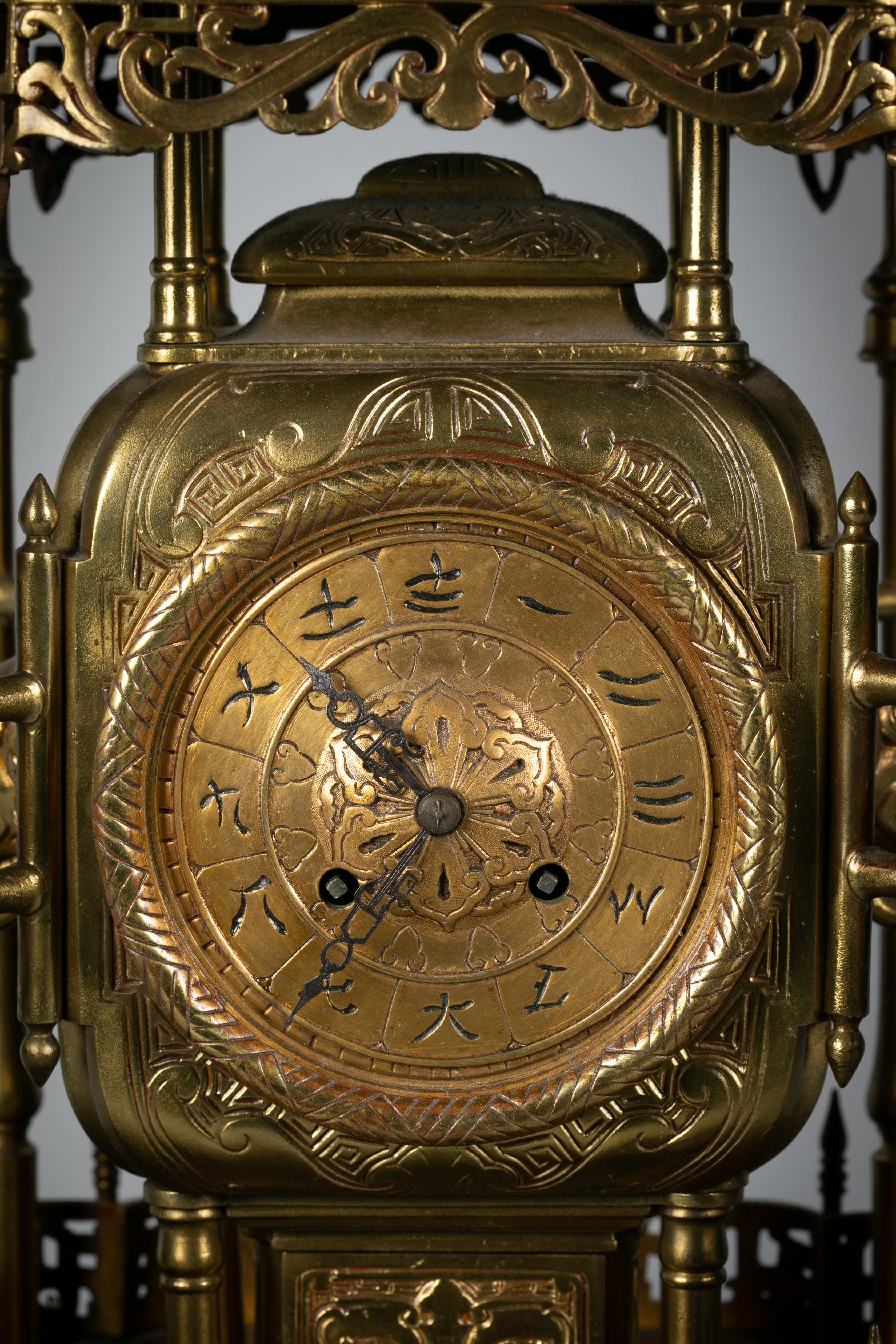 Chinoiserie-Uhr aus französischer Bronze, um 1880 (Spätes 19. Jahrhundert) im Angebot