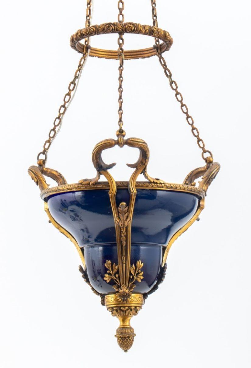 Französische Hängelampe aus kobaltblauem Porzellan mit Bronzebeschlag, Rosenknospe und Akanthusdekor. Insgesamt: 35