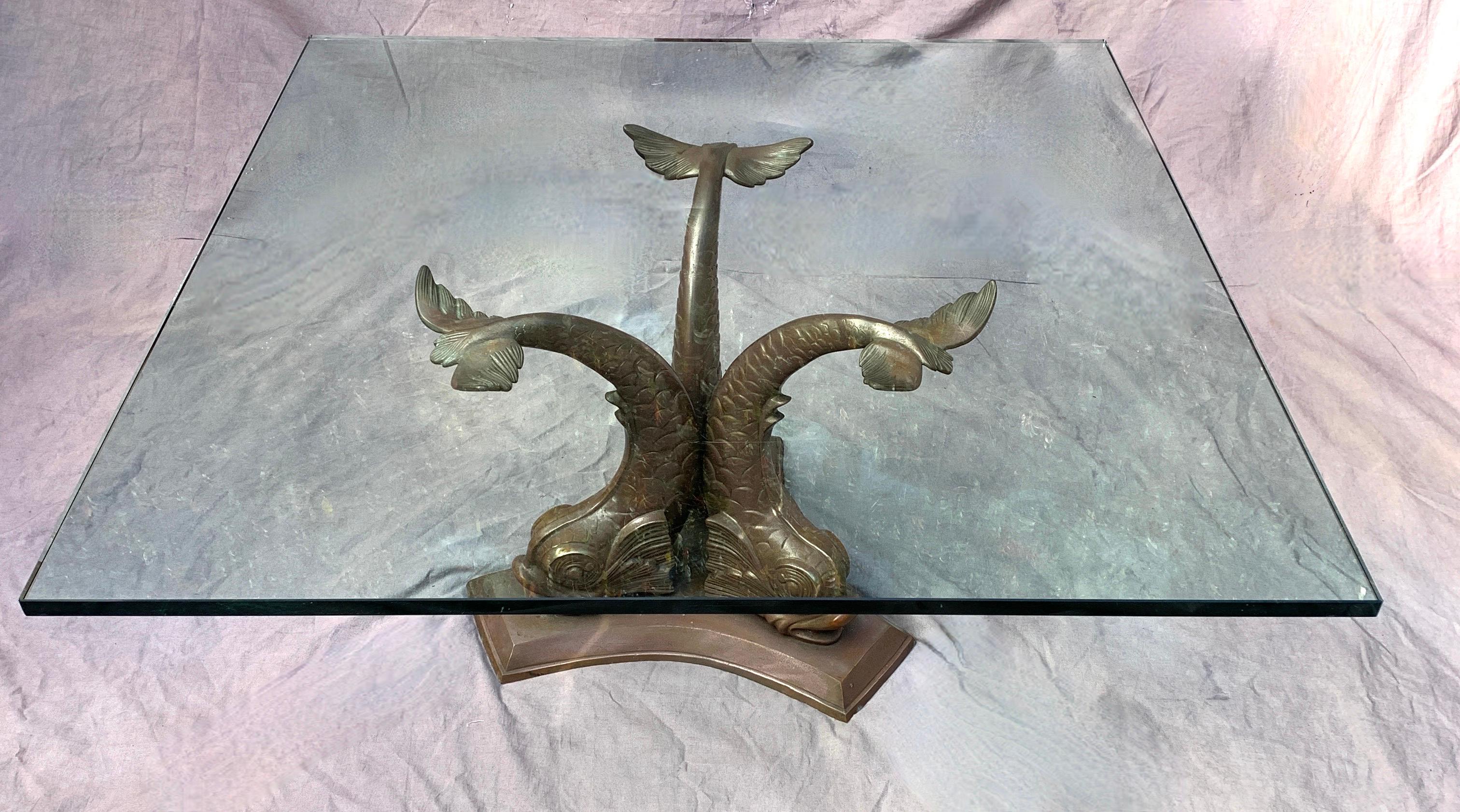 Table basse ou table à cocktail française en bronze avec dauphins en vente 4