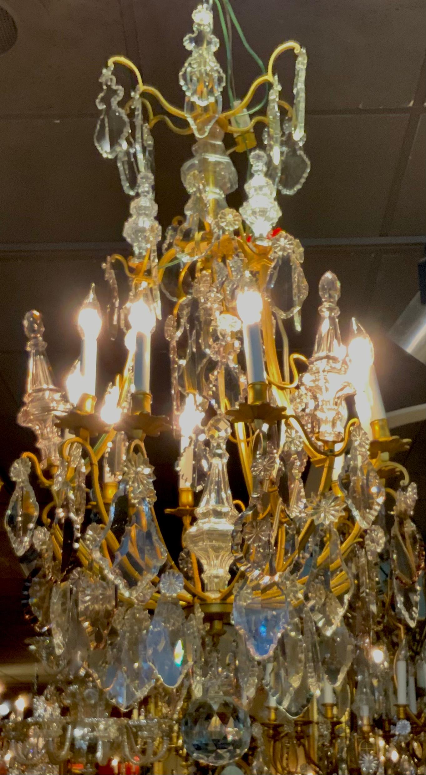 Français Lustre français en bronze doré à neuf lumières avec cristaux clairs et lavande pâle en vente