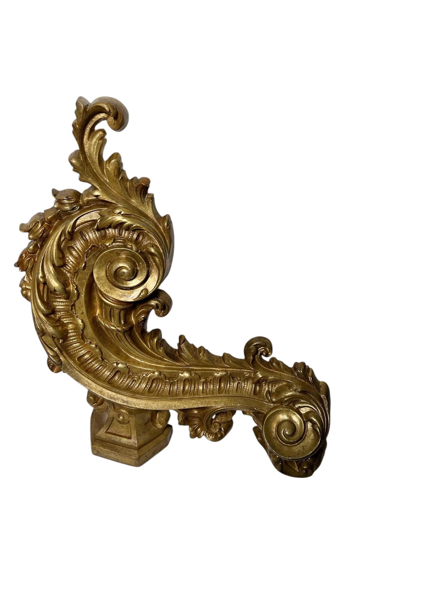 Una coppia di pesanti chenet in bronzo dore da camino in stile Luigi XV. Circa 1890, Francia.