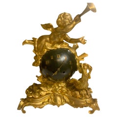 Orologio da tavolo francese in bronzo dorato del XIX secolo. Da Raingo Fres