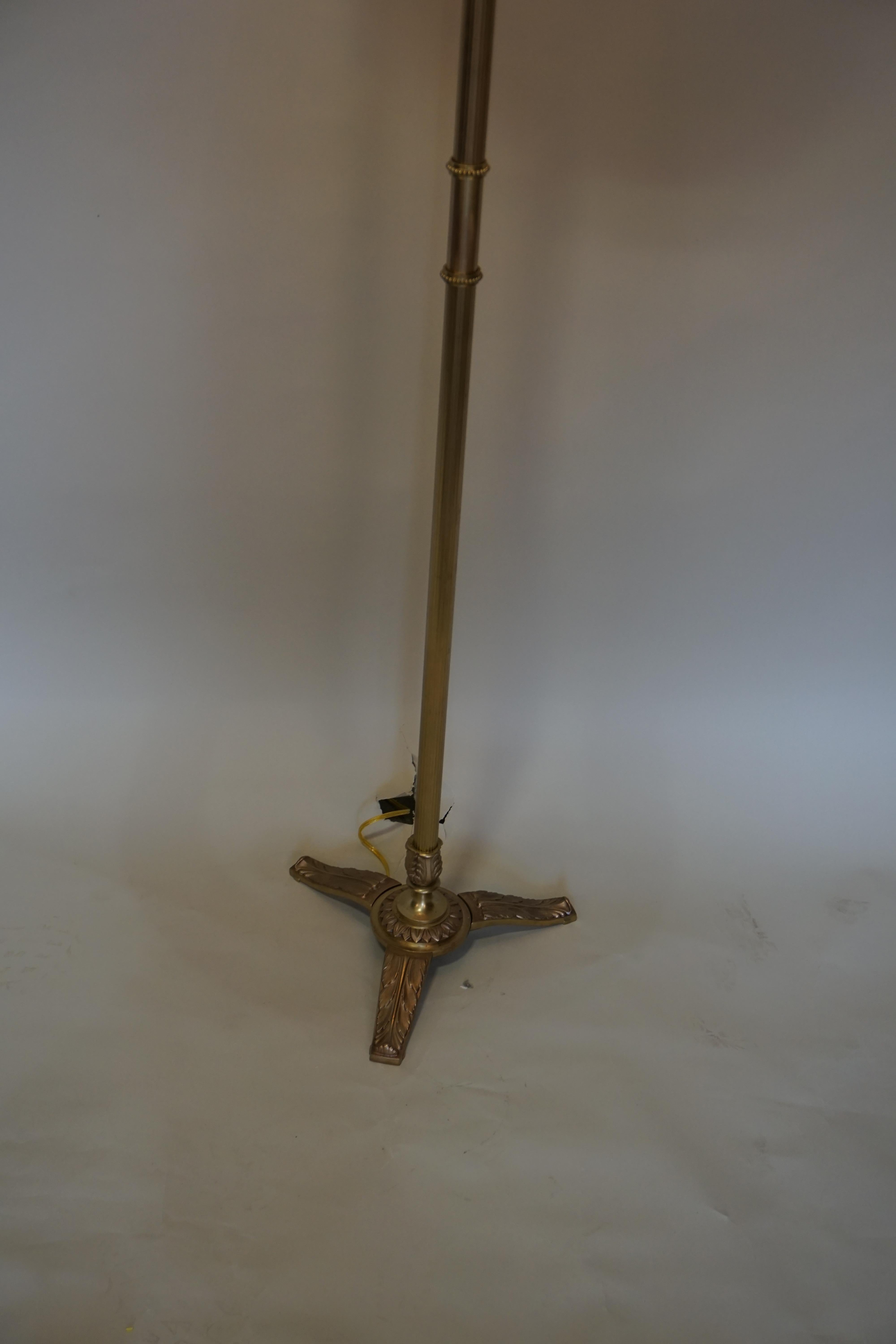 An exceptional French 1920s Empire style bronze floor lamp.
Total of five lights.