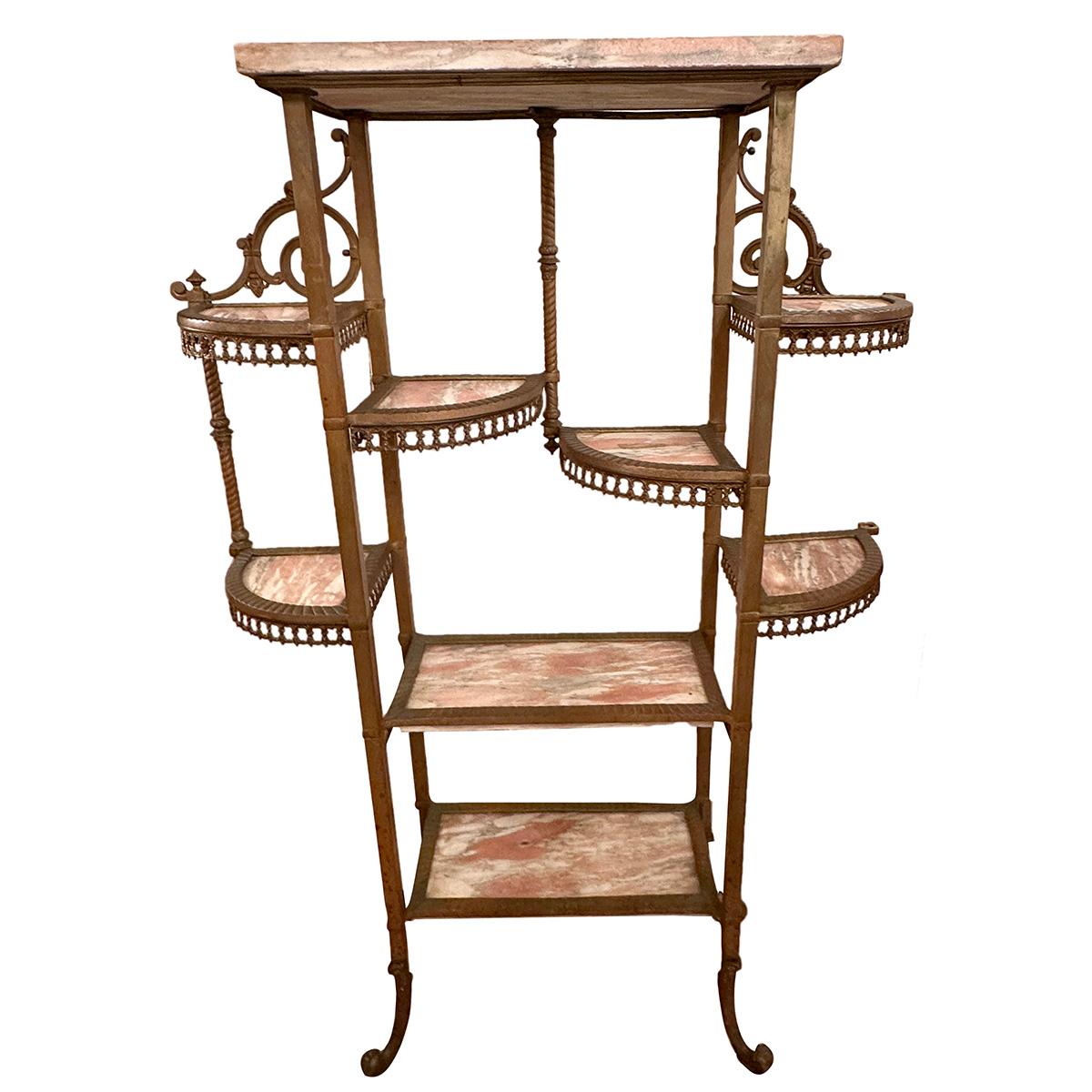 Un'étagère francese in bronzo del 1920 circa con ripiani in marmo con patina originale.
Misure:
Altezza: 52.5