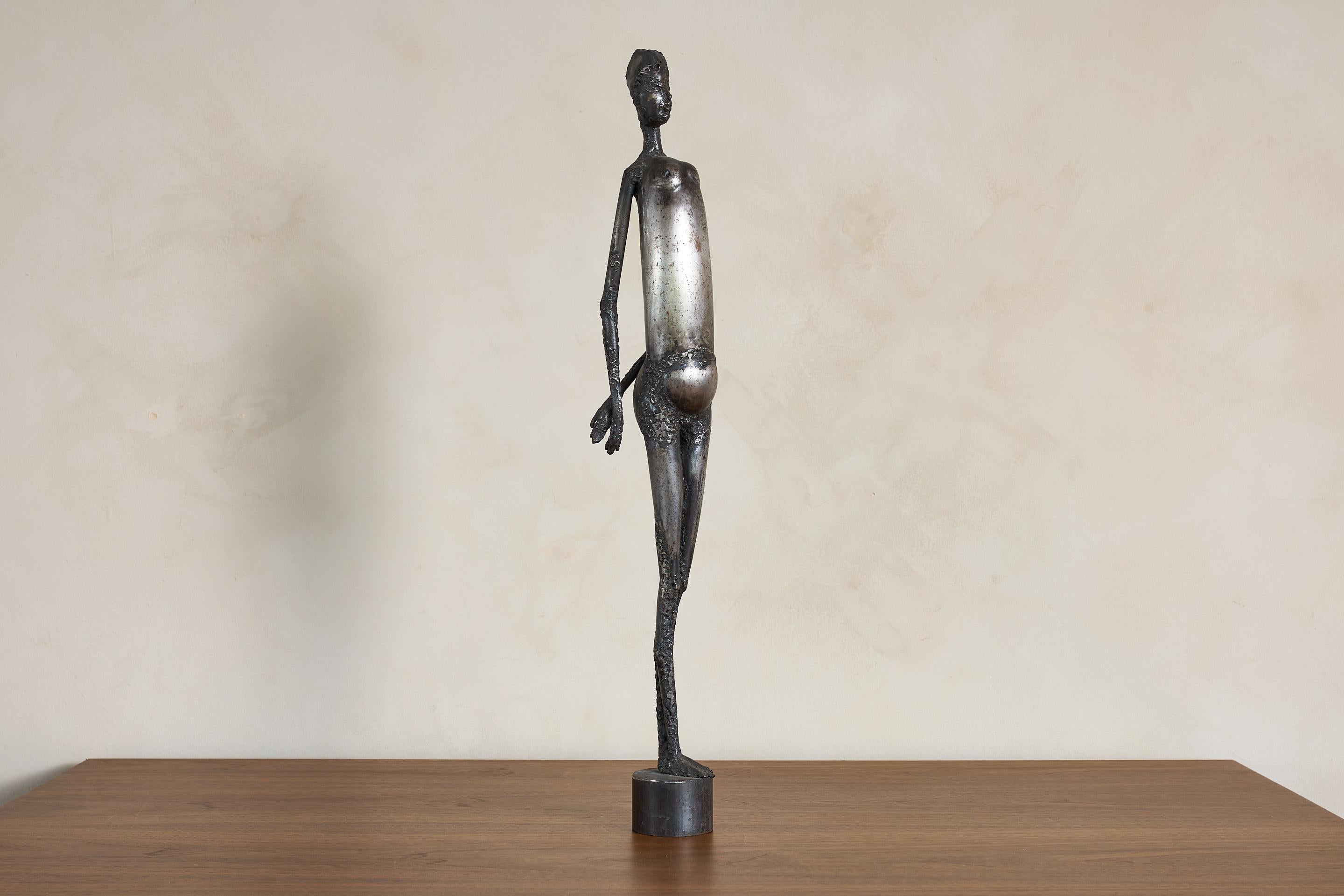 Sculpture en bronze d'une femme française élancée, à la forme délicate et aux détails complexes. 

