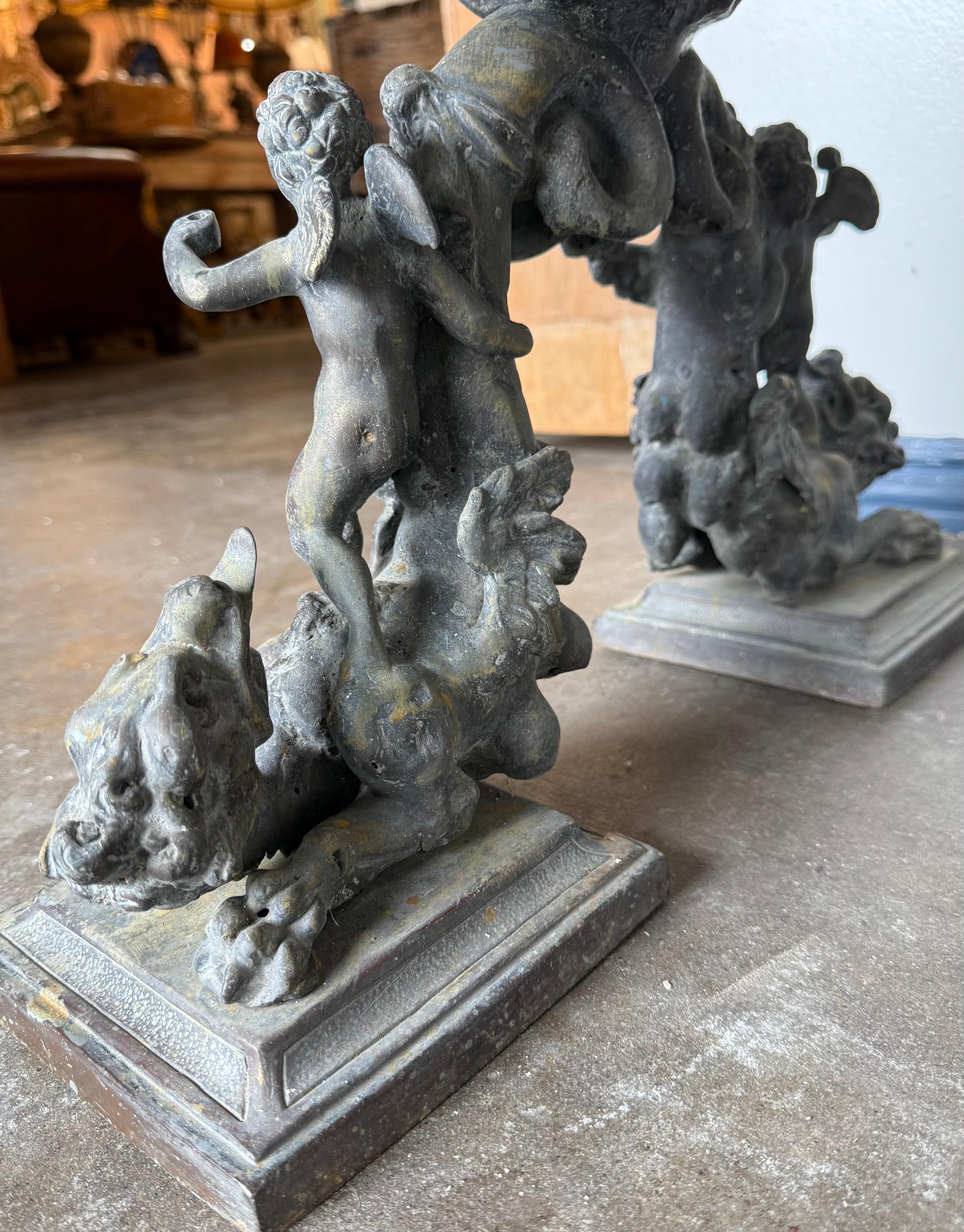 French Bronze Figural Coffee Table with Travertine Top (20. Jahrhundert) im Angebot
