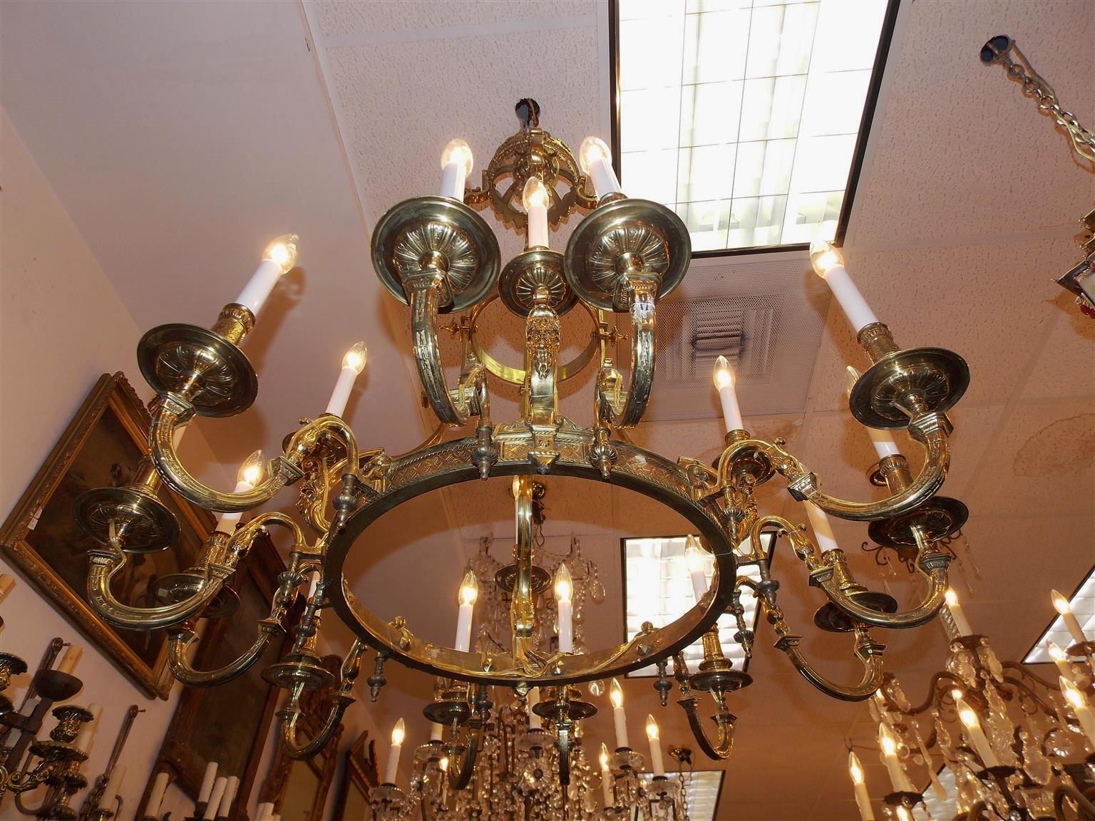Lustre français en bronze, à deux étages et seize chandeliers, à motifs figuratifs et feuillages, environ 1830 en vente 2