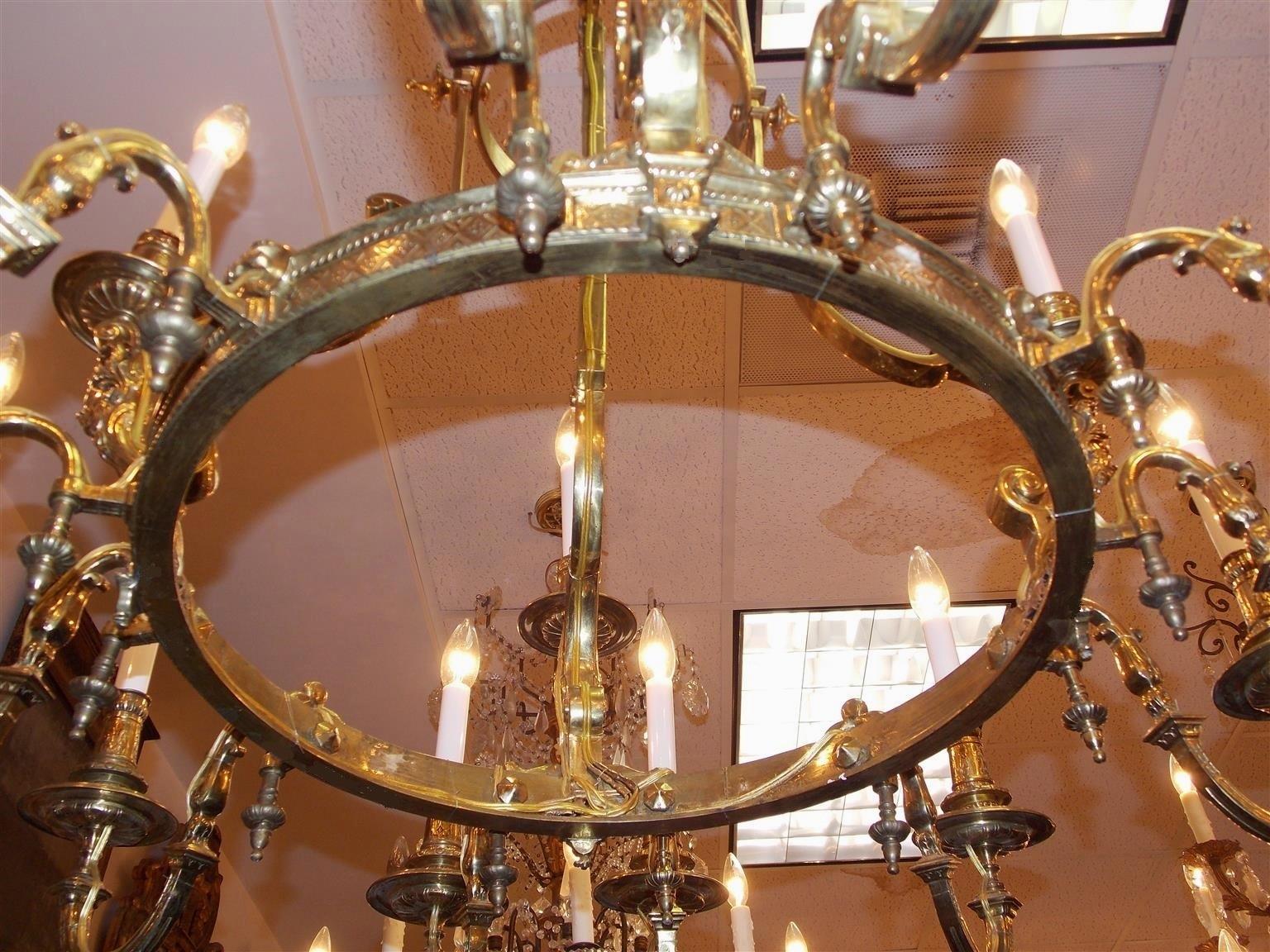 Lustre français en bronze, à deux étages et seize chandeliers, à motifs figuratifs et feuillages, environ 1830 en vente 3