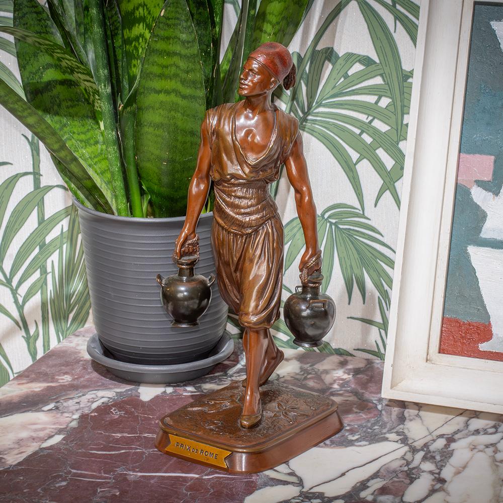 NOMINATO PORTEUR D'EAU TUNISIEN

Dalla nostra collezione di sculture in bronzo antico, siamo lieti di offrirti questa figura in bronzo francese di Jean Didier Debut. La figura chiamata Porteur d'eau Tunisien (Portatore d'acqua tunisino) è