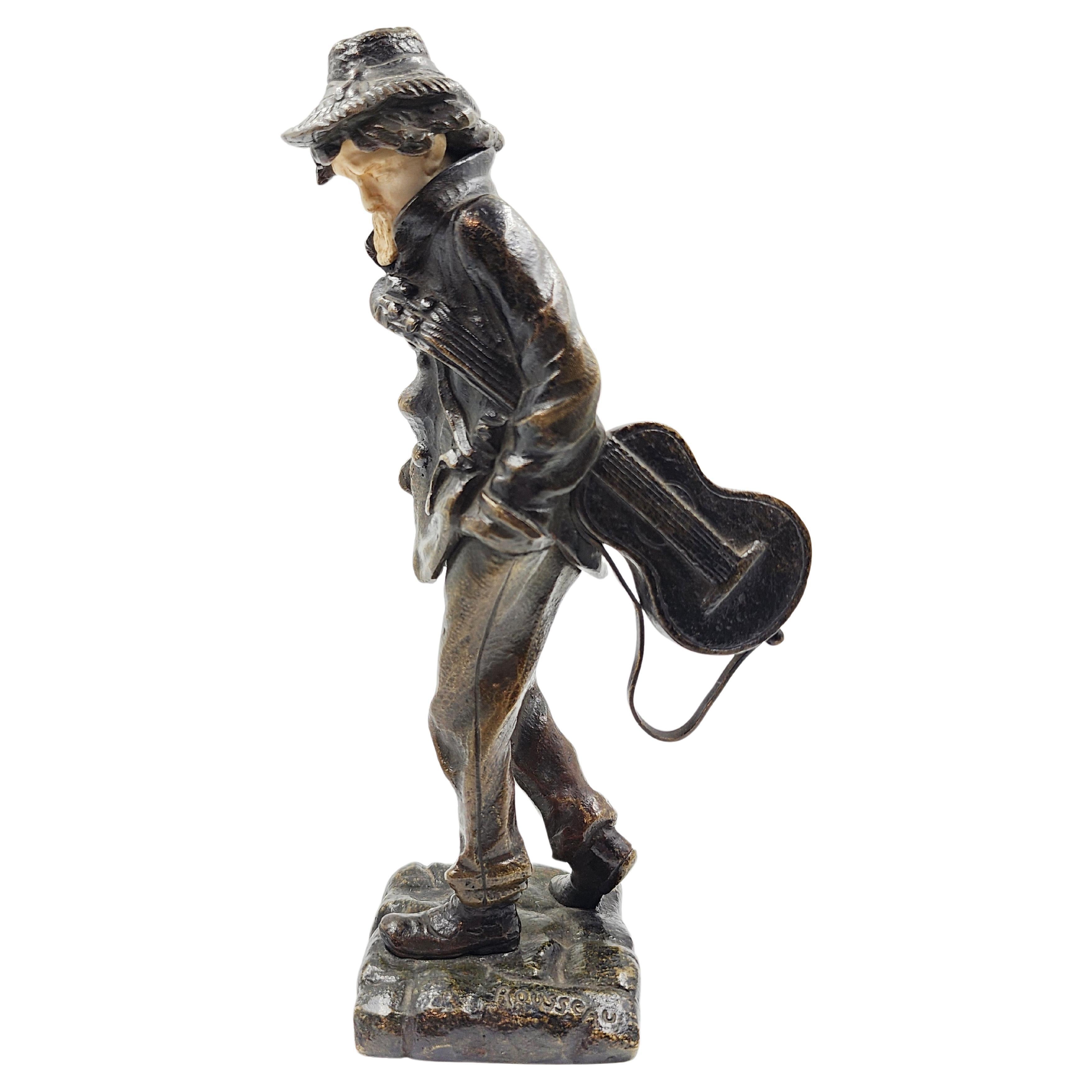 Figura in bronzo francese "Uomo con chitarra" di Rousseau