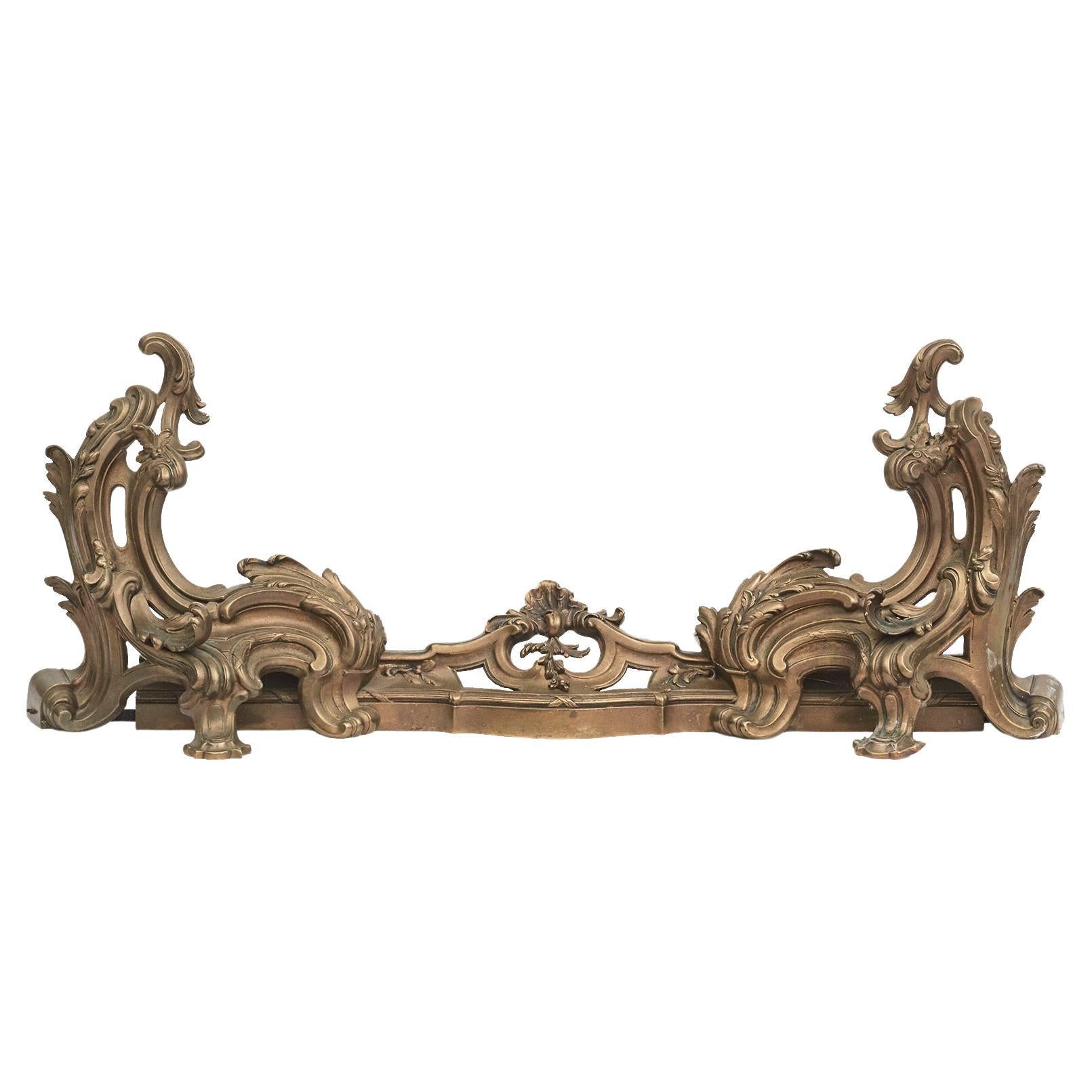 Beautiful French antique bronze fireplace fender in the style of Rococo.
The fender features a relief rail which is decorated with stylized scrolling acanthus leaves and ornament decorations, which are reminiscent of the Rococo style of design.