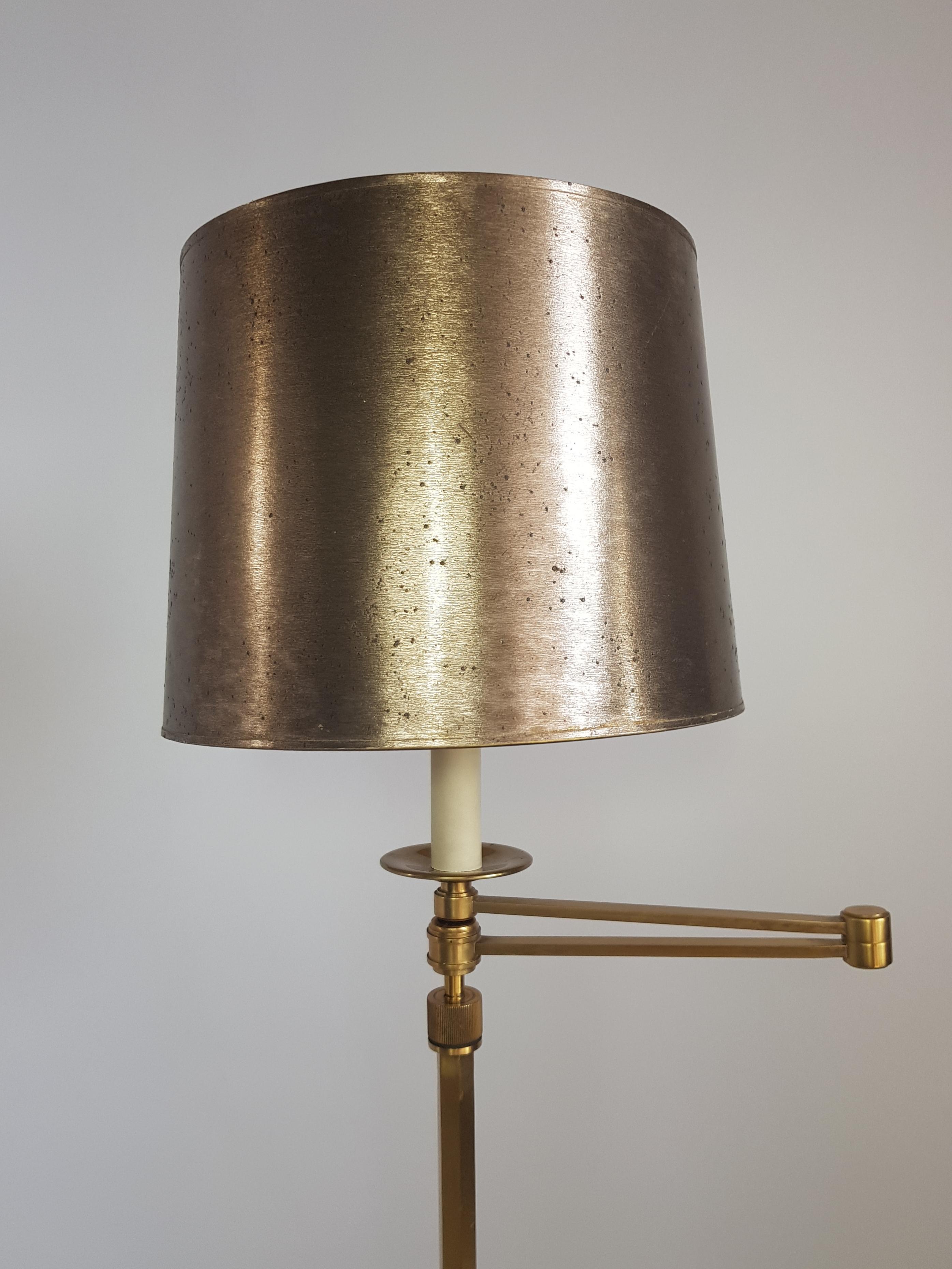 Floor Lamp in gilt bronze with Maison Baguès labellt Liseuse: Articuled Arm.
Original golden lampshade.
Circa 1970s.