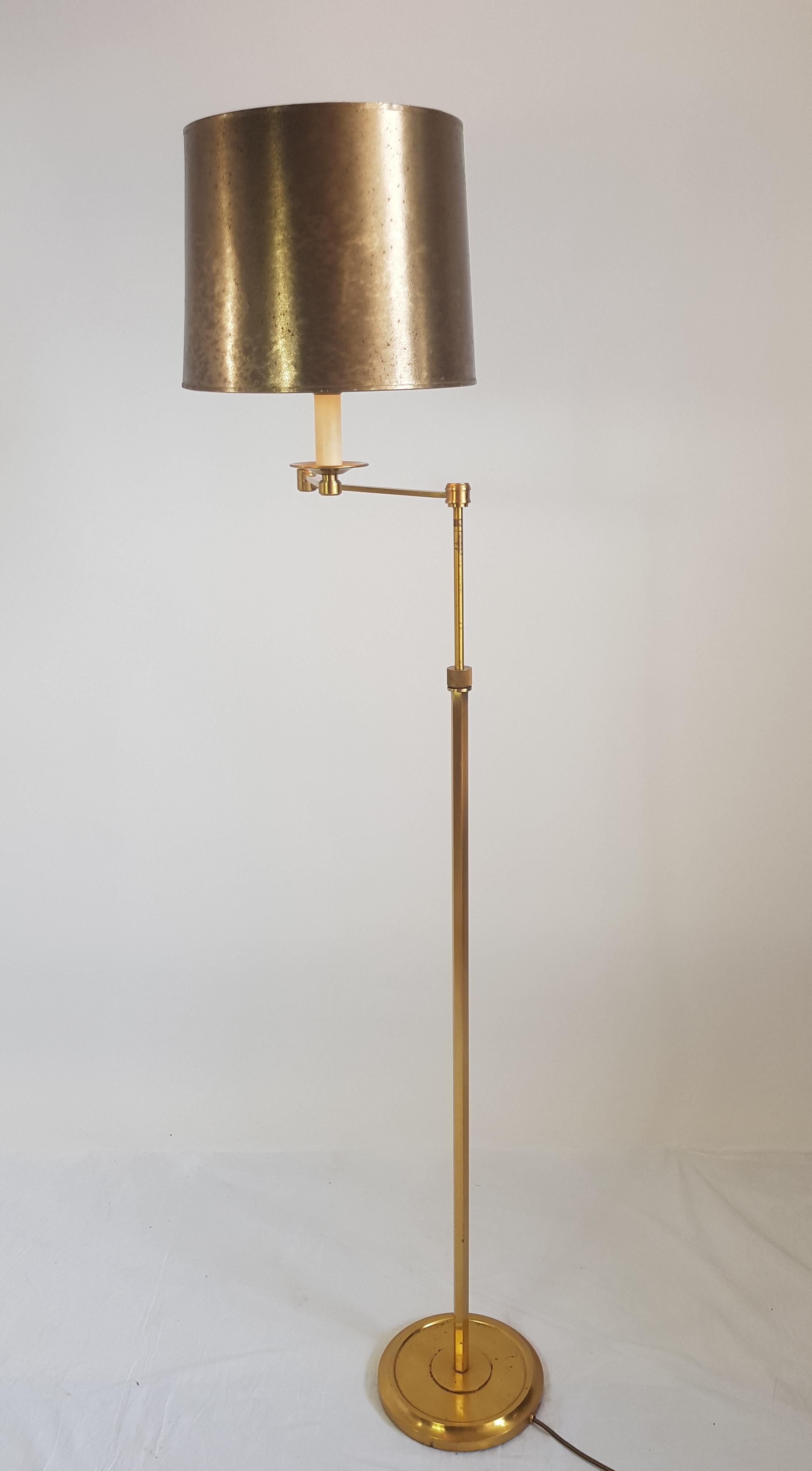 Français Lampadaire français en bronze, Liseuse Maison Bags, abat-jour doré, 1970 en vente