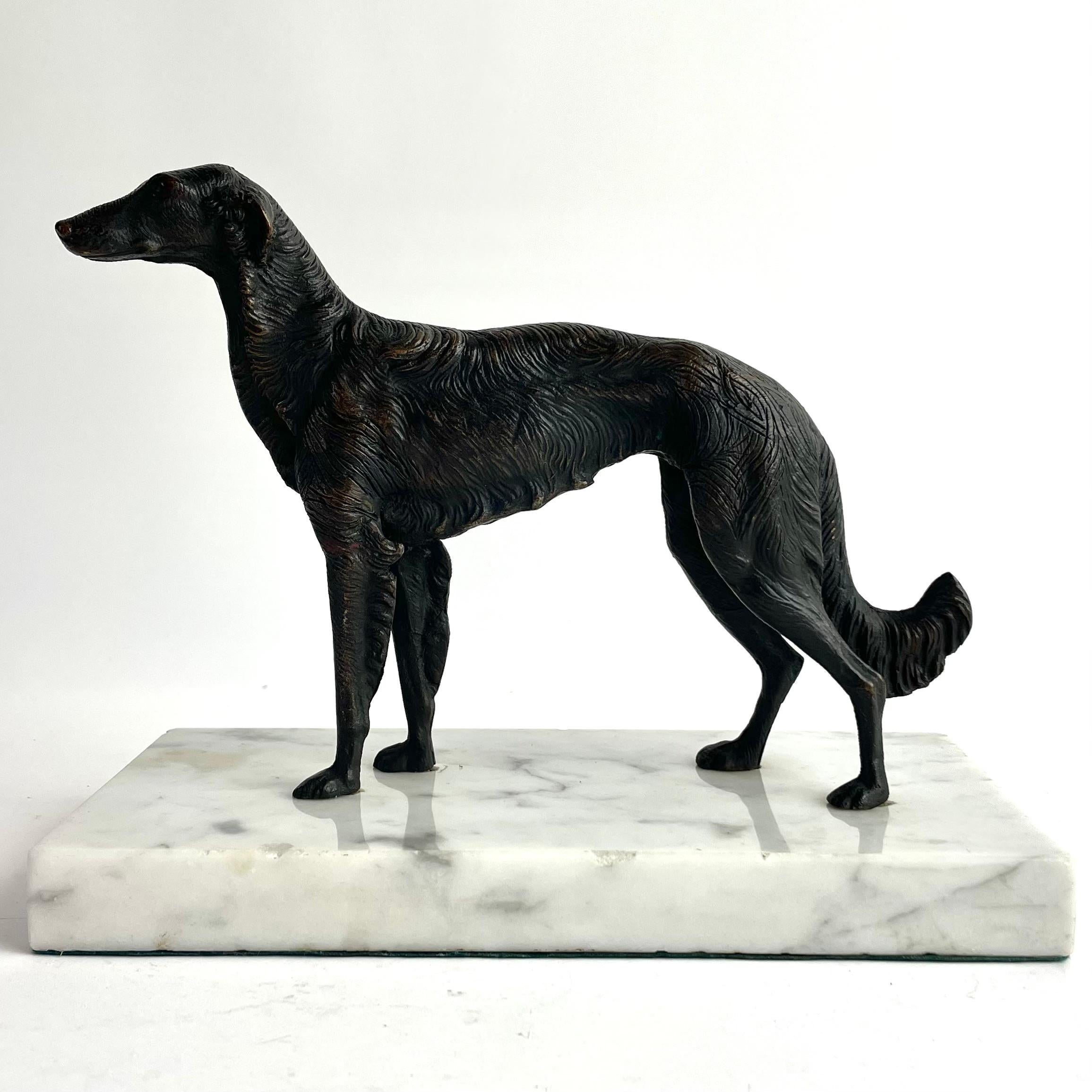 

Scultura di levriero francese in bronzo su base in marmo di Carrara, inizio XX secolo

Una raffinata ed elegante scultura in bronzo di un levriero, montata su una base in marmo di Carrara lucido. Eseguito in Francia all'inizio del XX secolo,