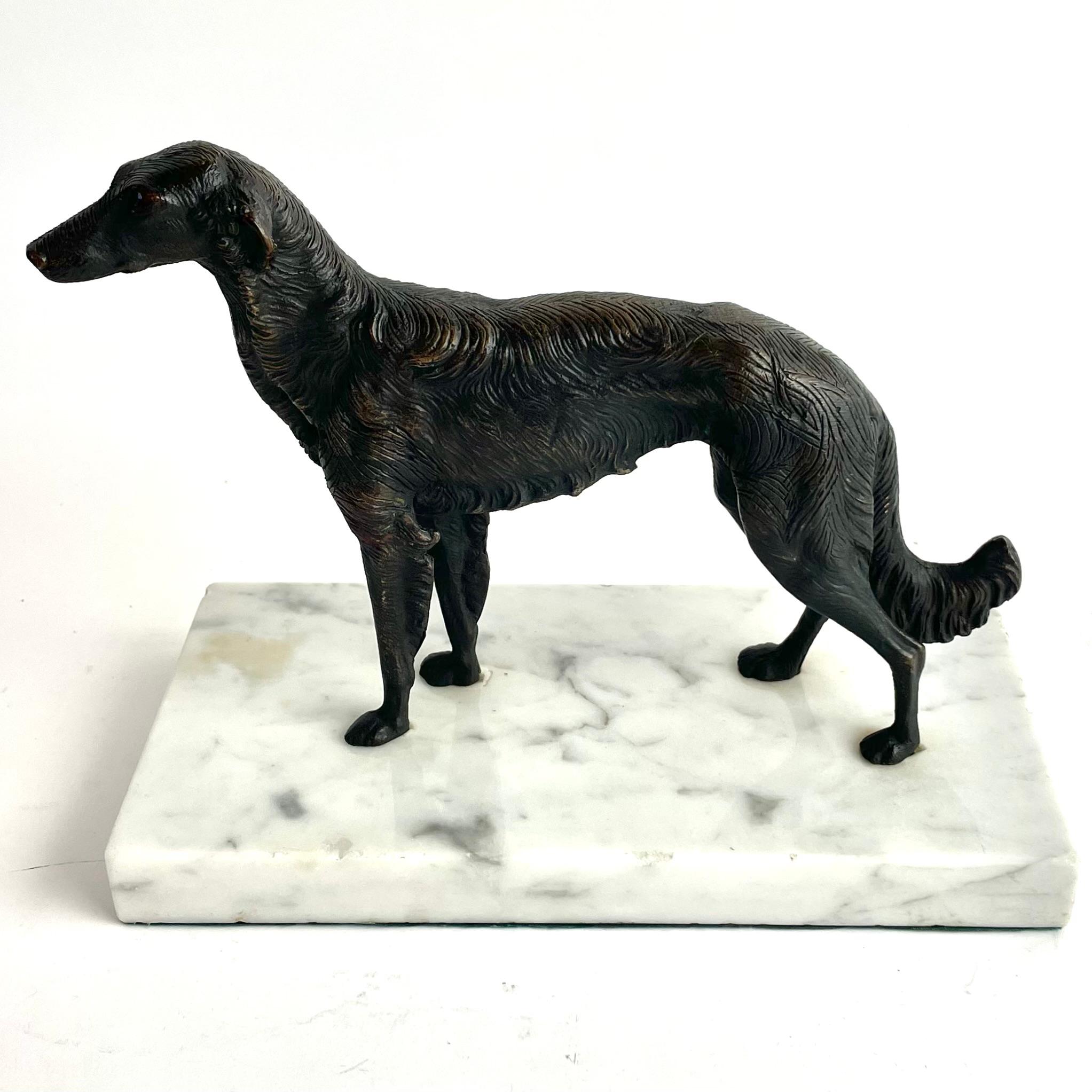Francese Scultura di levriero francese in bronzo su base in marmo di Carrara, inizio XX secolo in vendita