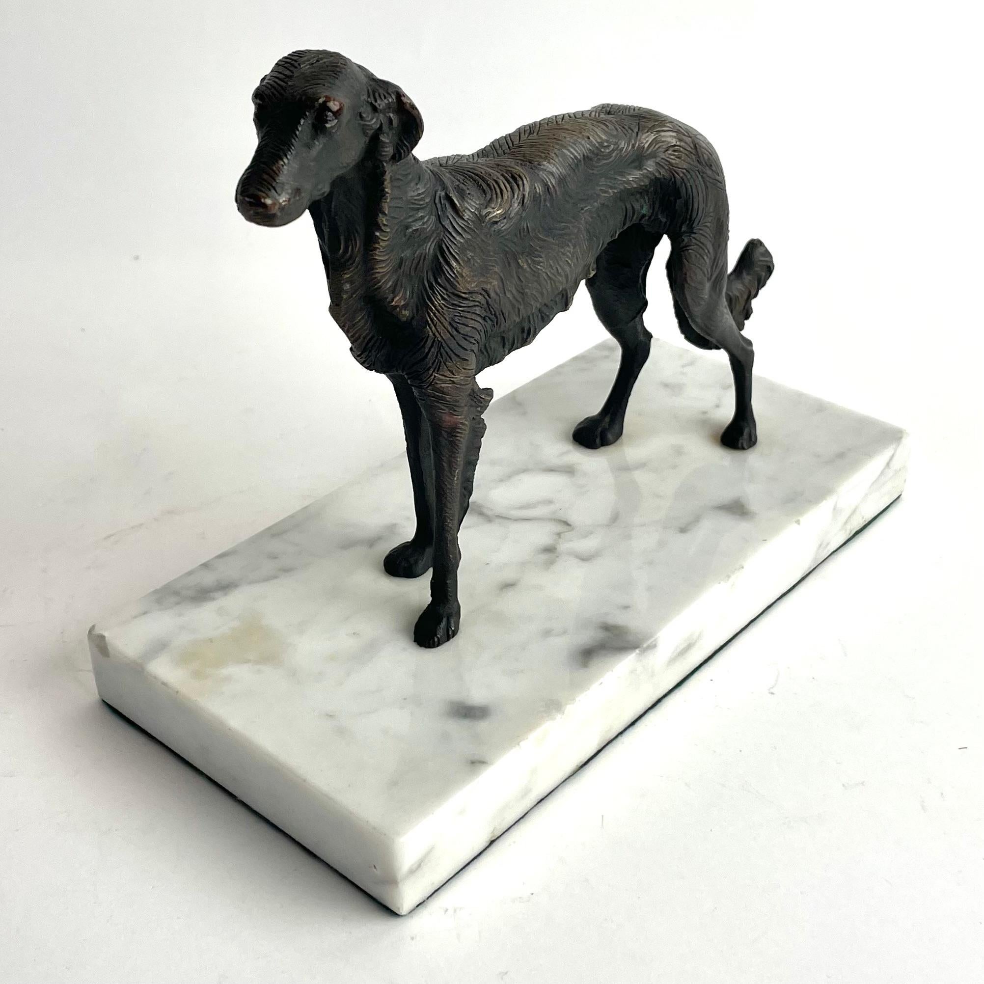 Scultura di levriero francese in bronzo su base in marmo di Carrara, inizio XX secolo In condizioni buone in vendita a Knivsta, SE
