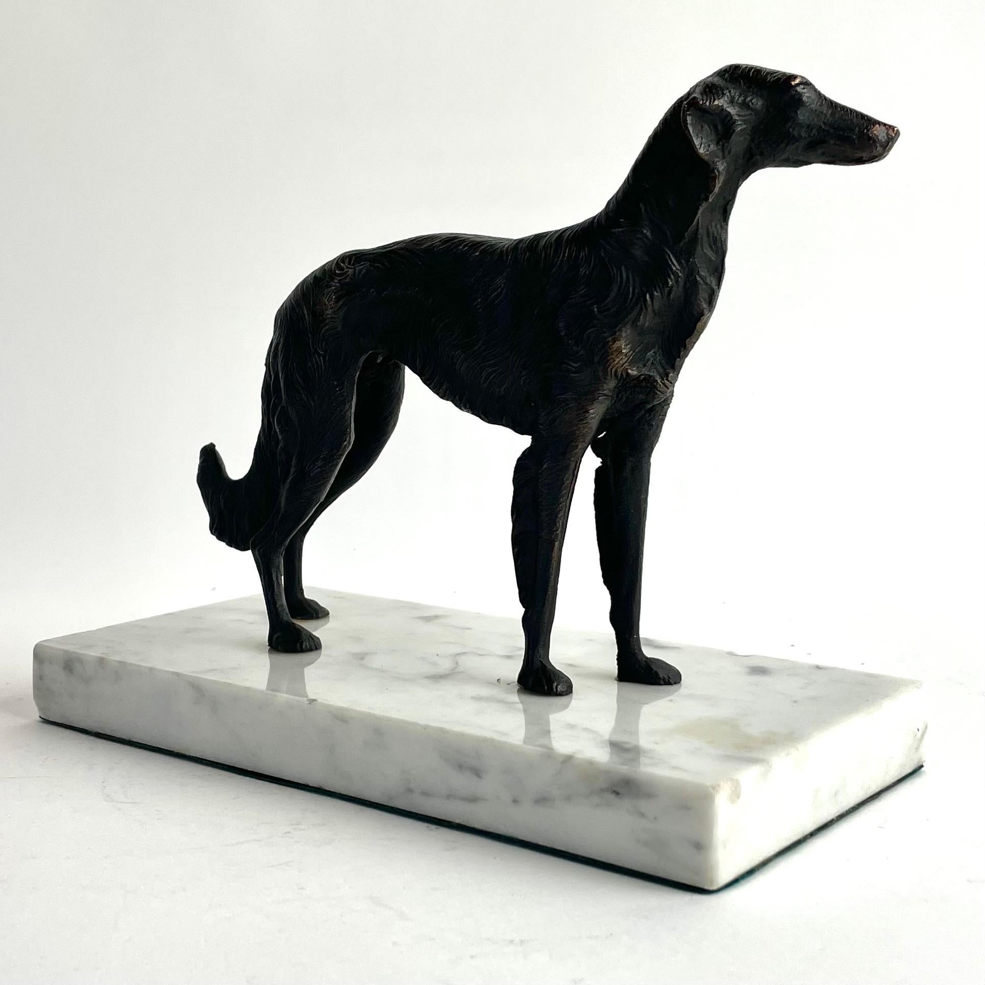 Bronzo Scultura di levriero francese in bronzo su base in marmo di Carrara, inizio XX secolo in vendita