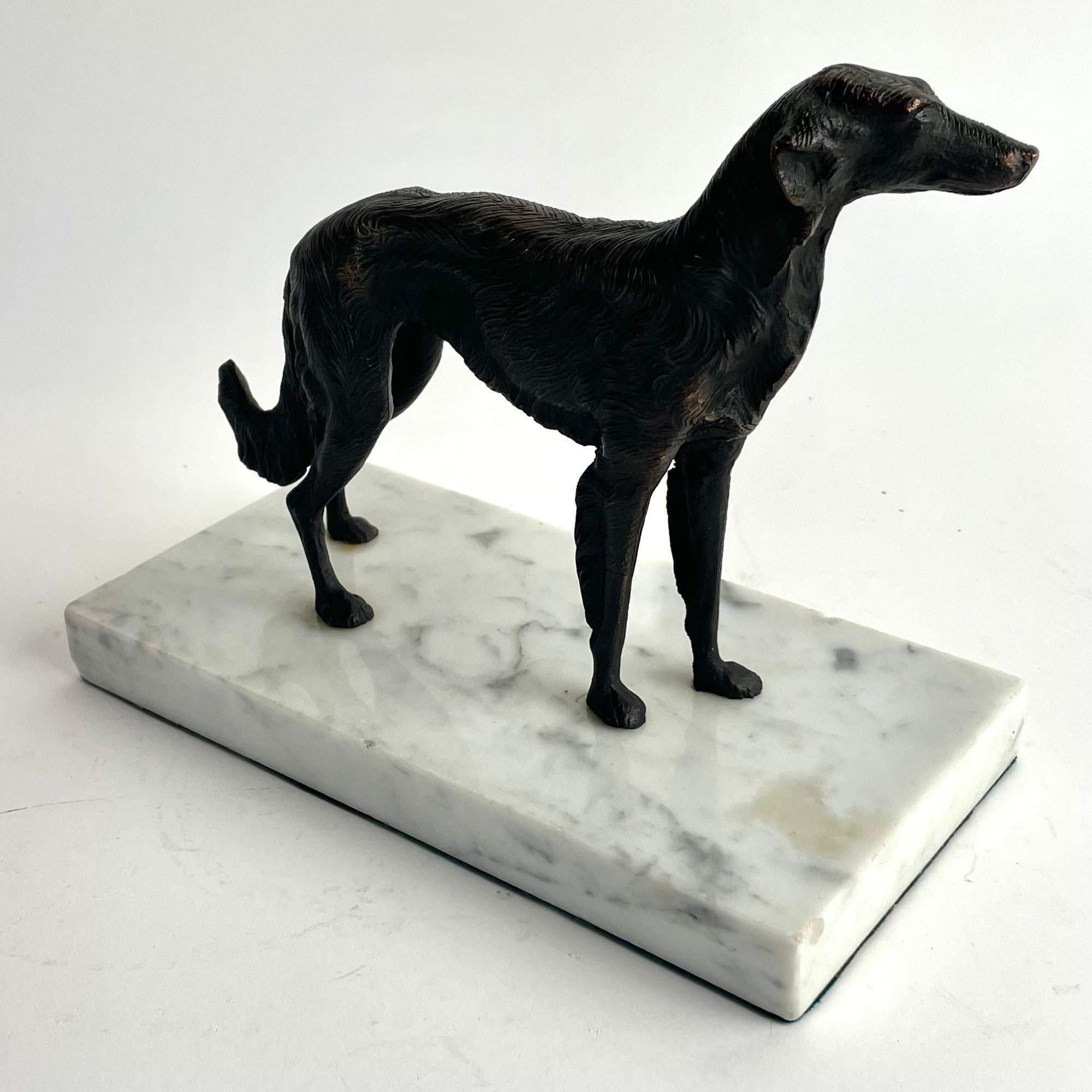 Scultura di levriero francese in bronzo su base in marmo di Carrara, inizio XX secolo in vendita 1