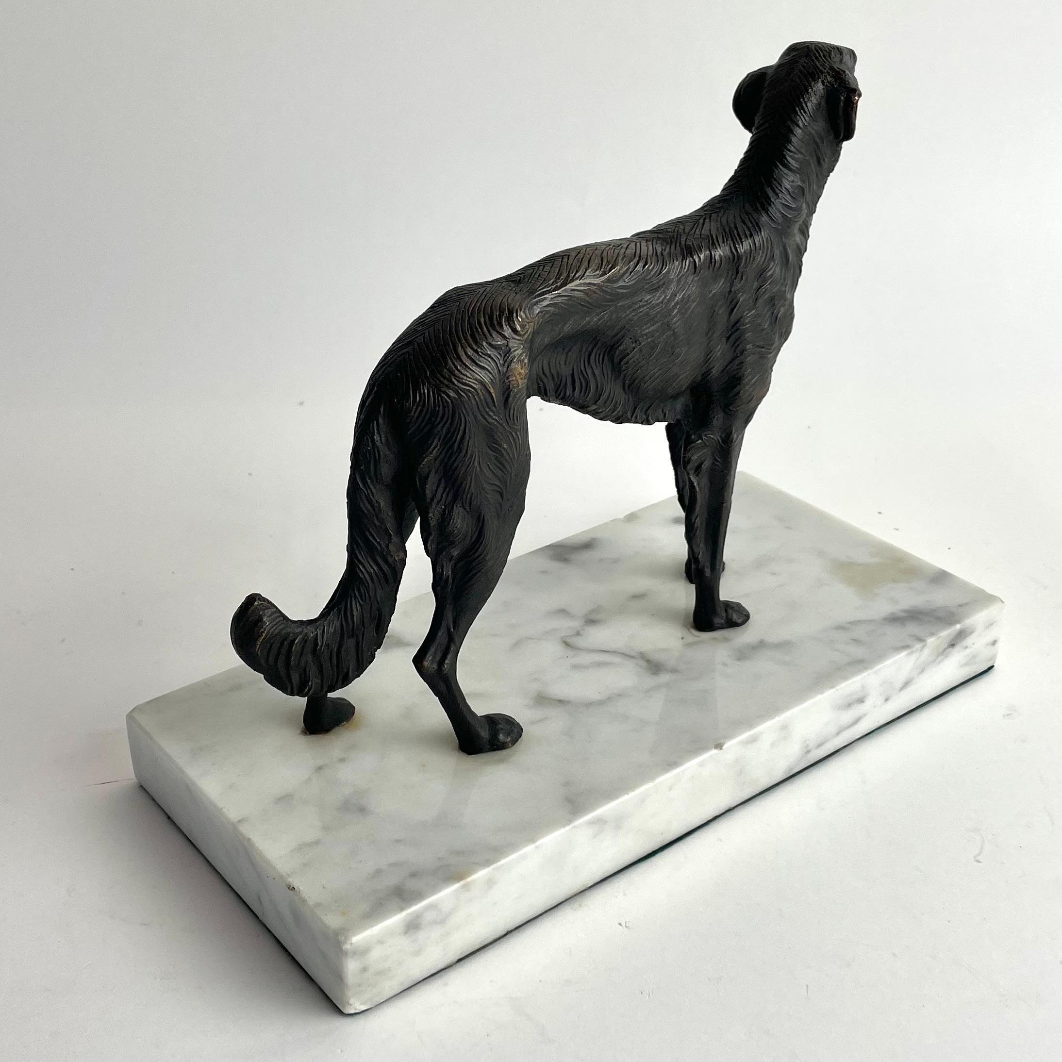 Scultura di levriero francese in bronzo su base in marmo di Carrara, inizio XX secolo in vendita 2
