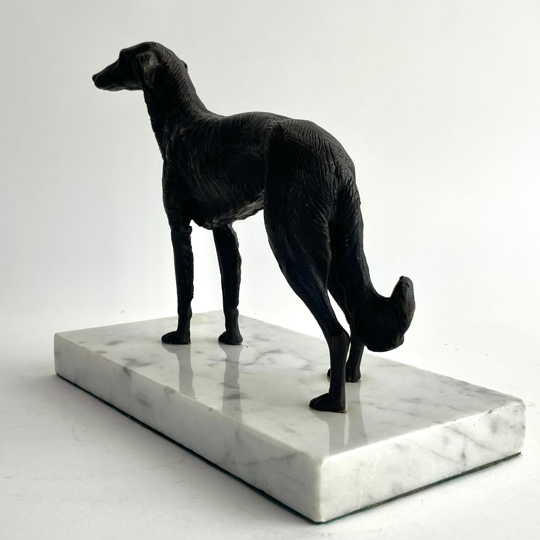 Scultura di levriero francese in bronzo su base in marmo di Carrara, inizio XX secolo in vendita 3
