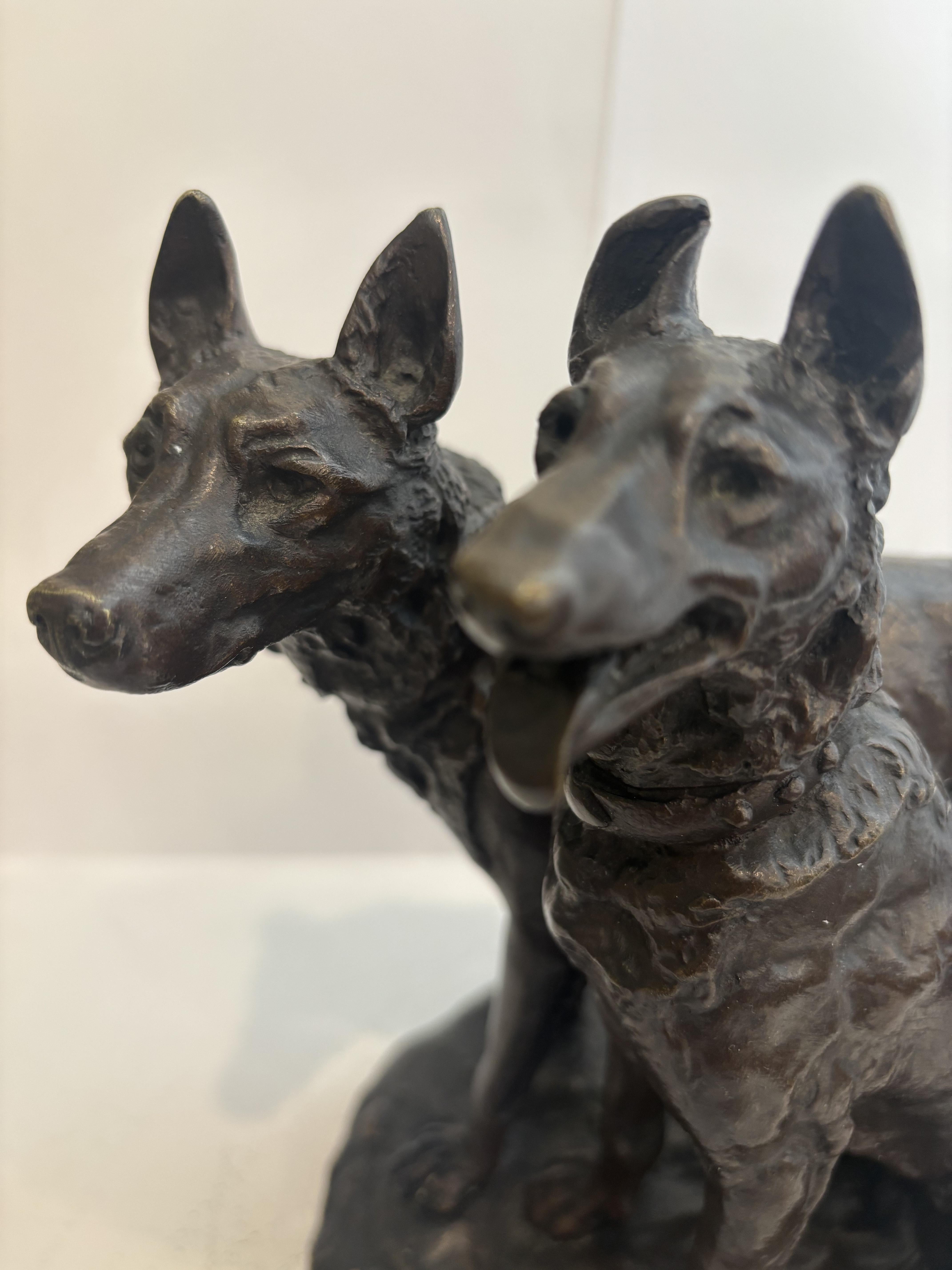 Gruppo francese (XIX secolo) in bronzo di due cani con uno seduto (firmato Laplanche)