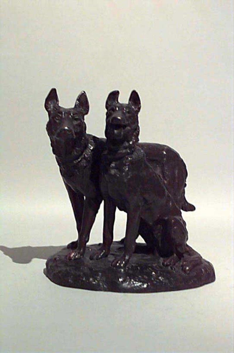 Bronzo French bronze group of two dogs with one sitting (signed Laplanche) in vendita