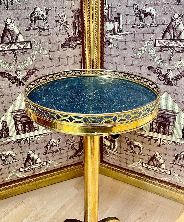 Mid-Century Modern Table d'appoint Guéridon en bronze français à la manière de la Maison Toulouse, télescopique en vente