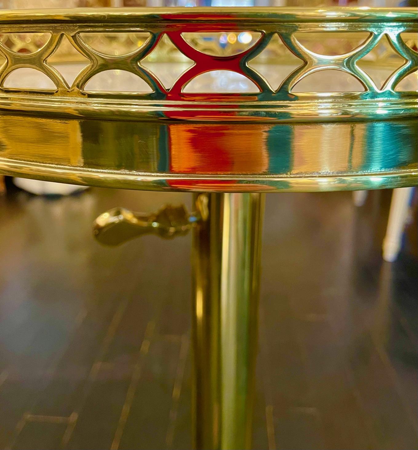 Laiton Table d'appoint Guéridon en bronze français à la manière de la Maison Toulouse, télescopique en vente