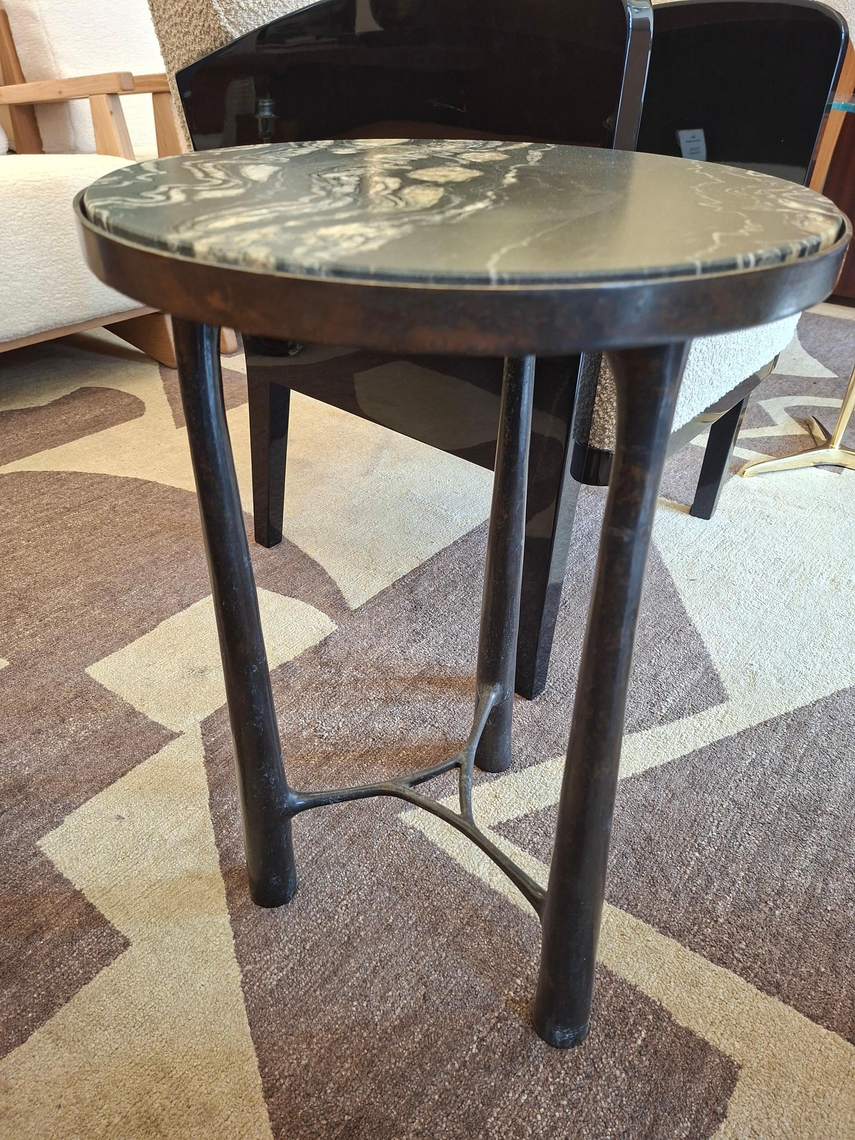 Gueridon in bronzo francese con piano in marmo in vendita 3
