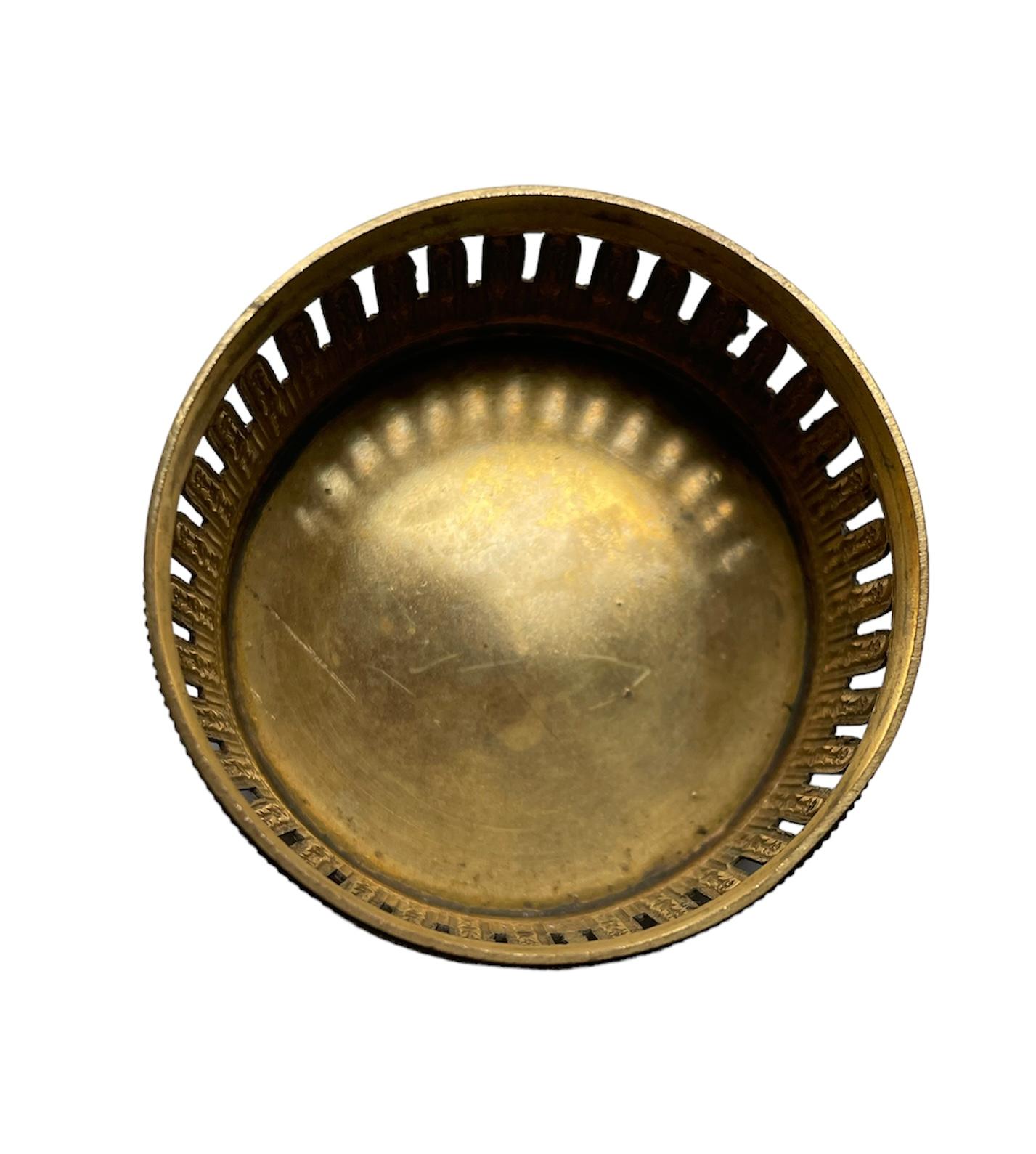 Boîte à bijoux/portrait rond guilloché peint à la main en bronze français en vente 3